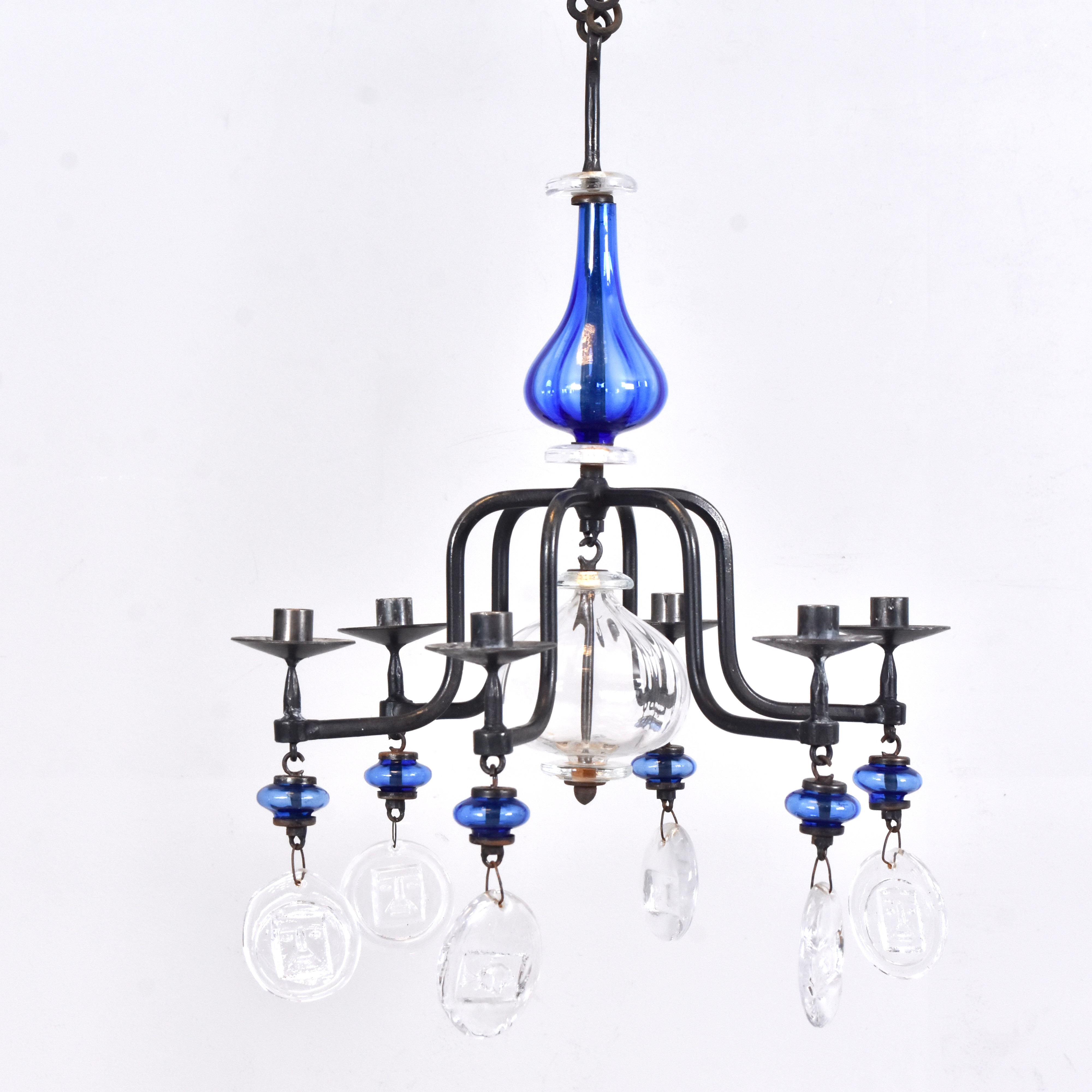 ERIK HÖGLUND. Ljuskrona, Boda Glasbruk, smidesjärn, 6 ljusarmar, behängd med glasprismor med pressad dekor.