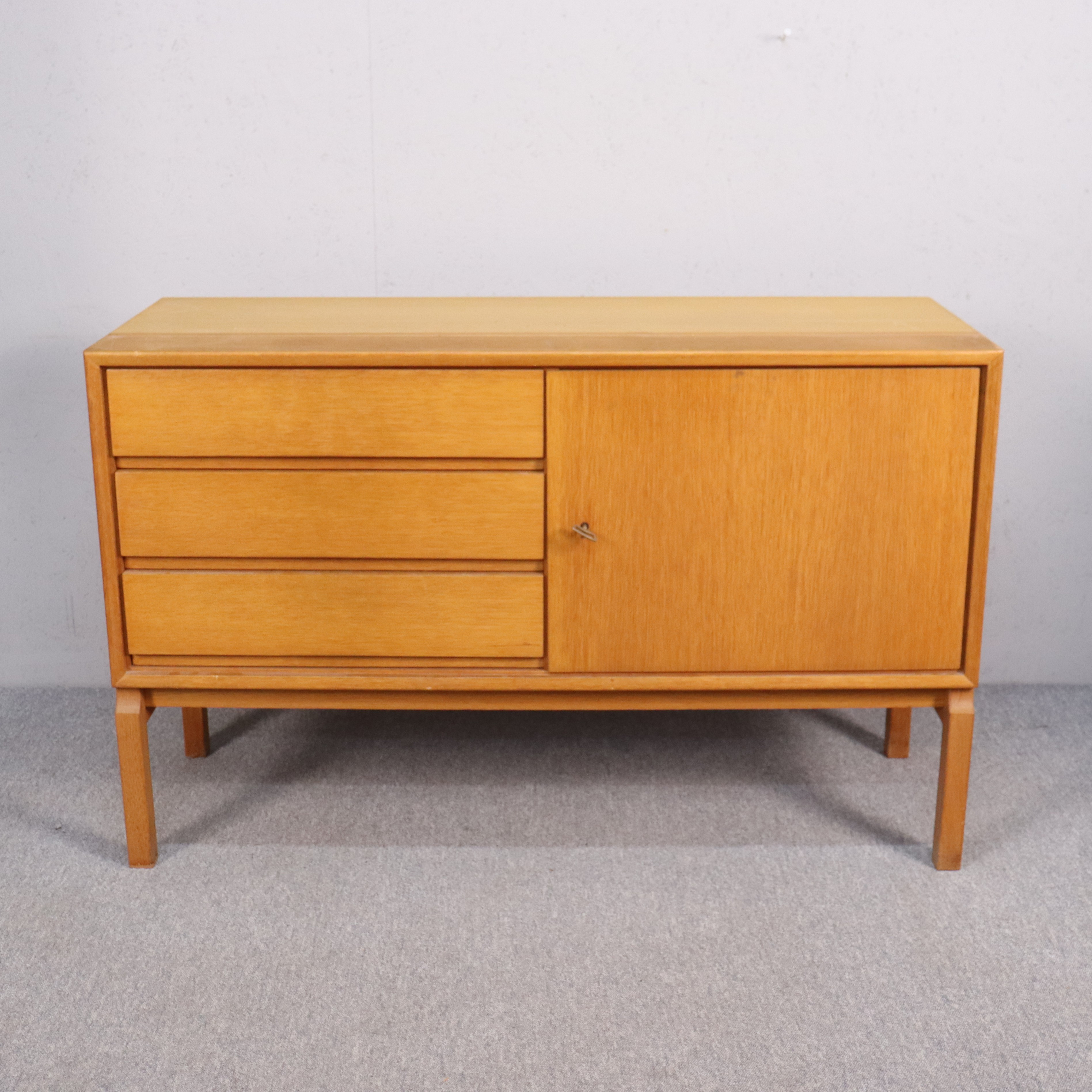 MARIAN GRABINSKI. sideboard / byrå, ek delvis fanér, ur serien "MTP", IKEA, 1960-tal.