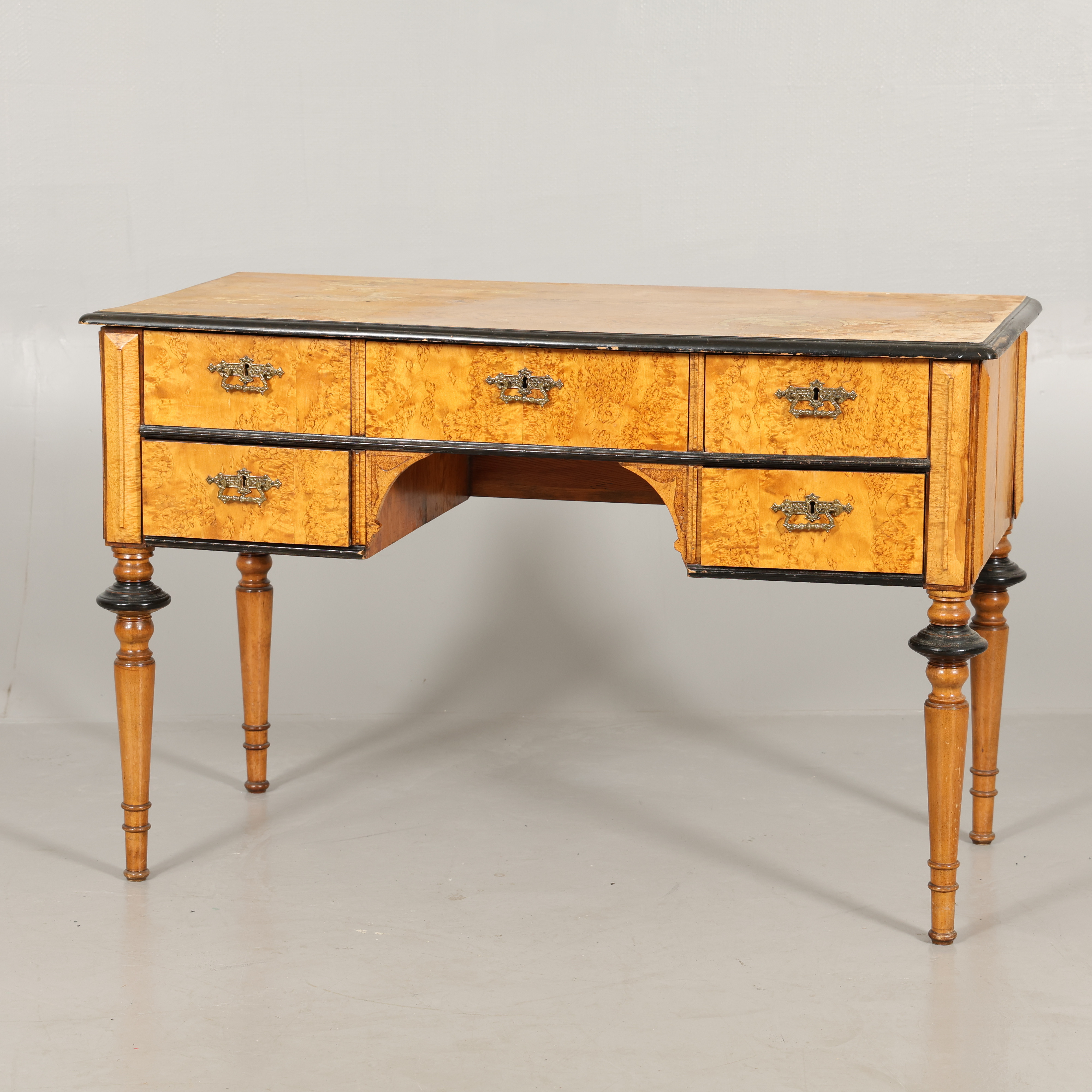 SKRIVBORD, nyrenässans. björk och björkrot med svärtade detaljer.