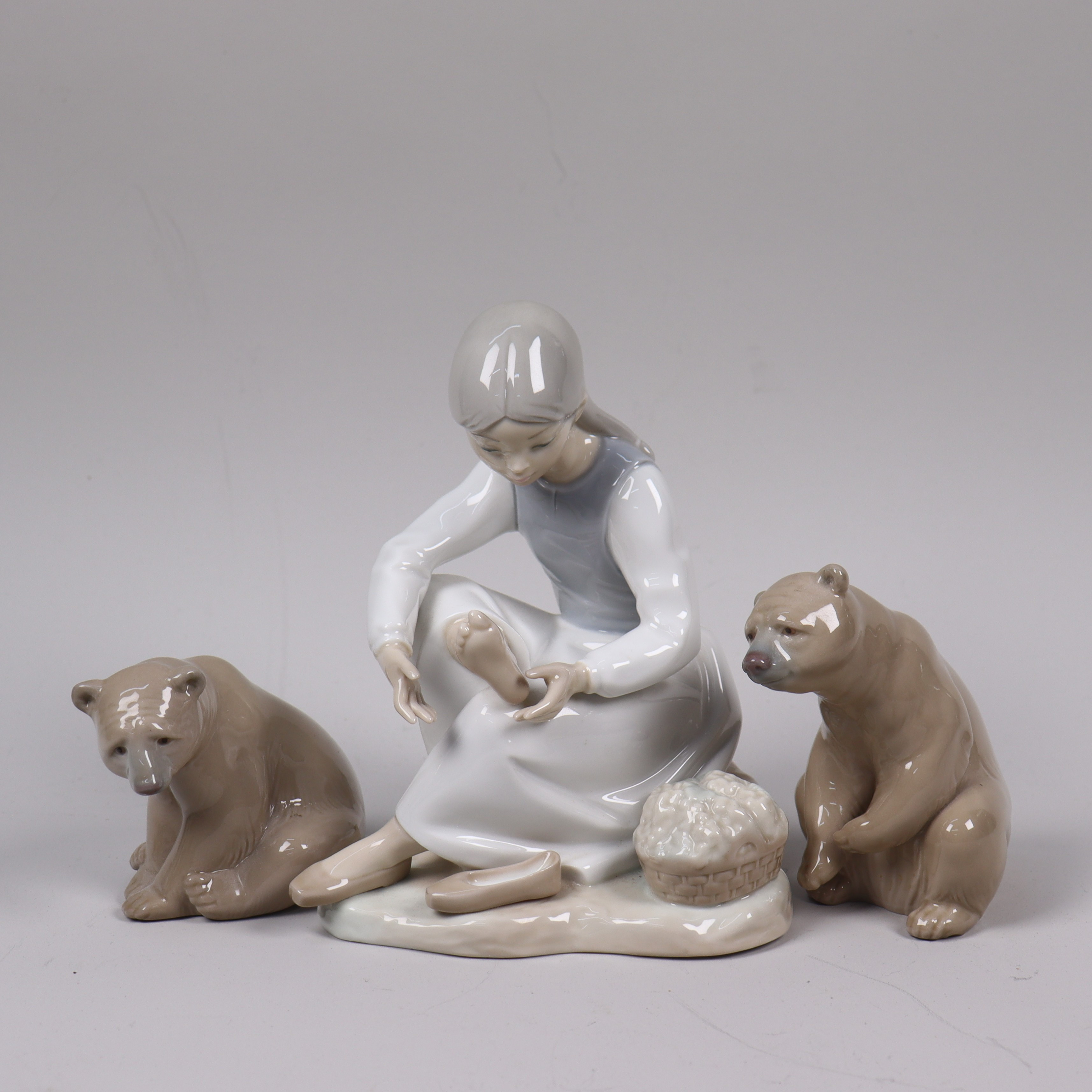 FIGURINER, Lladro och Nao, björnar och en flicka, 3 delar.