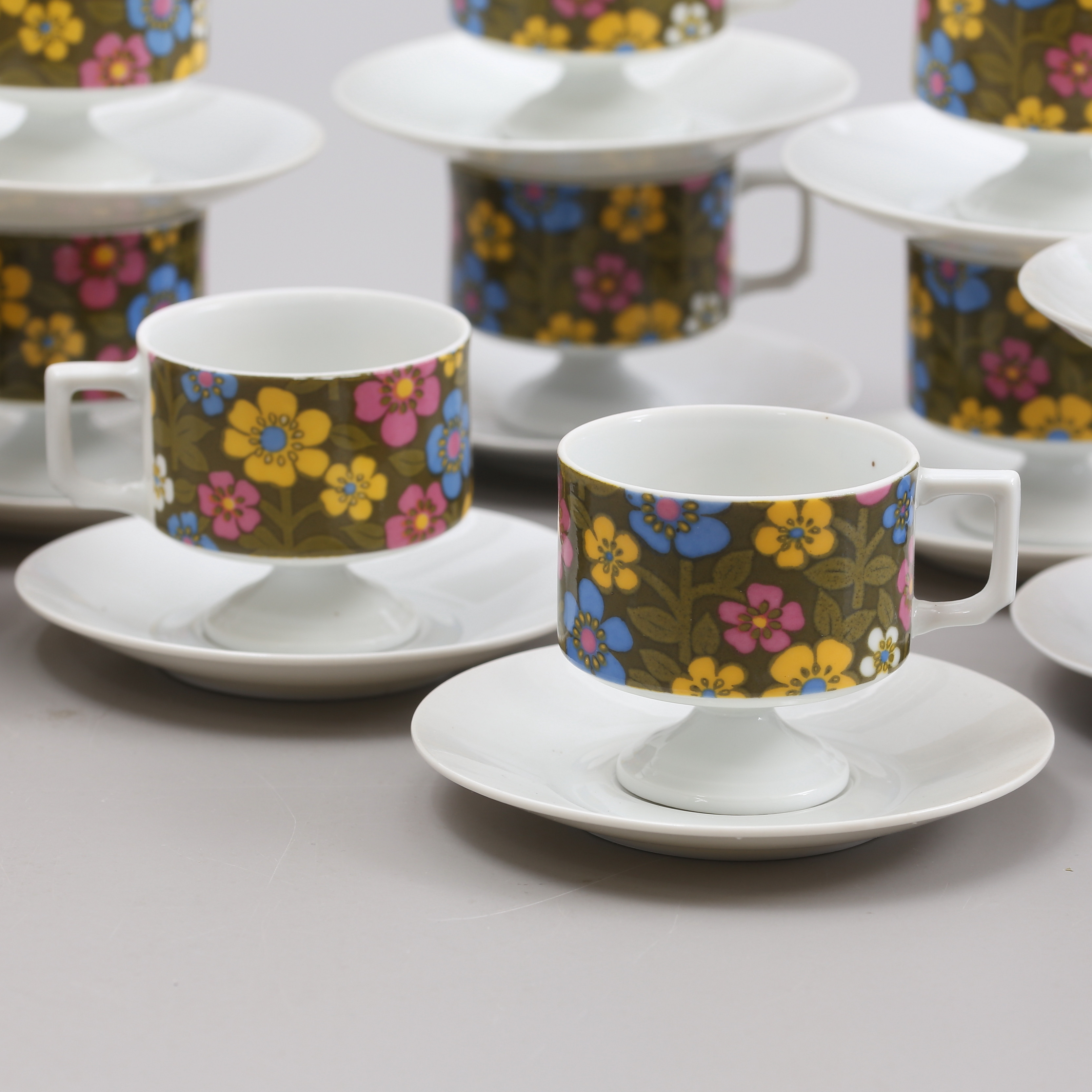 12 KAFFEKOPPAR med 12 FAT, porslin, 1900-talets andra del.