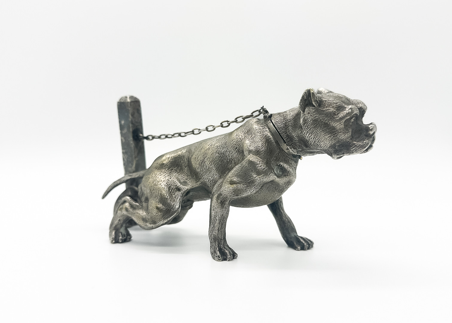 BLÄCKHORN i form av bulldog, proveniens, försilvrad brons, omkring år 1900.