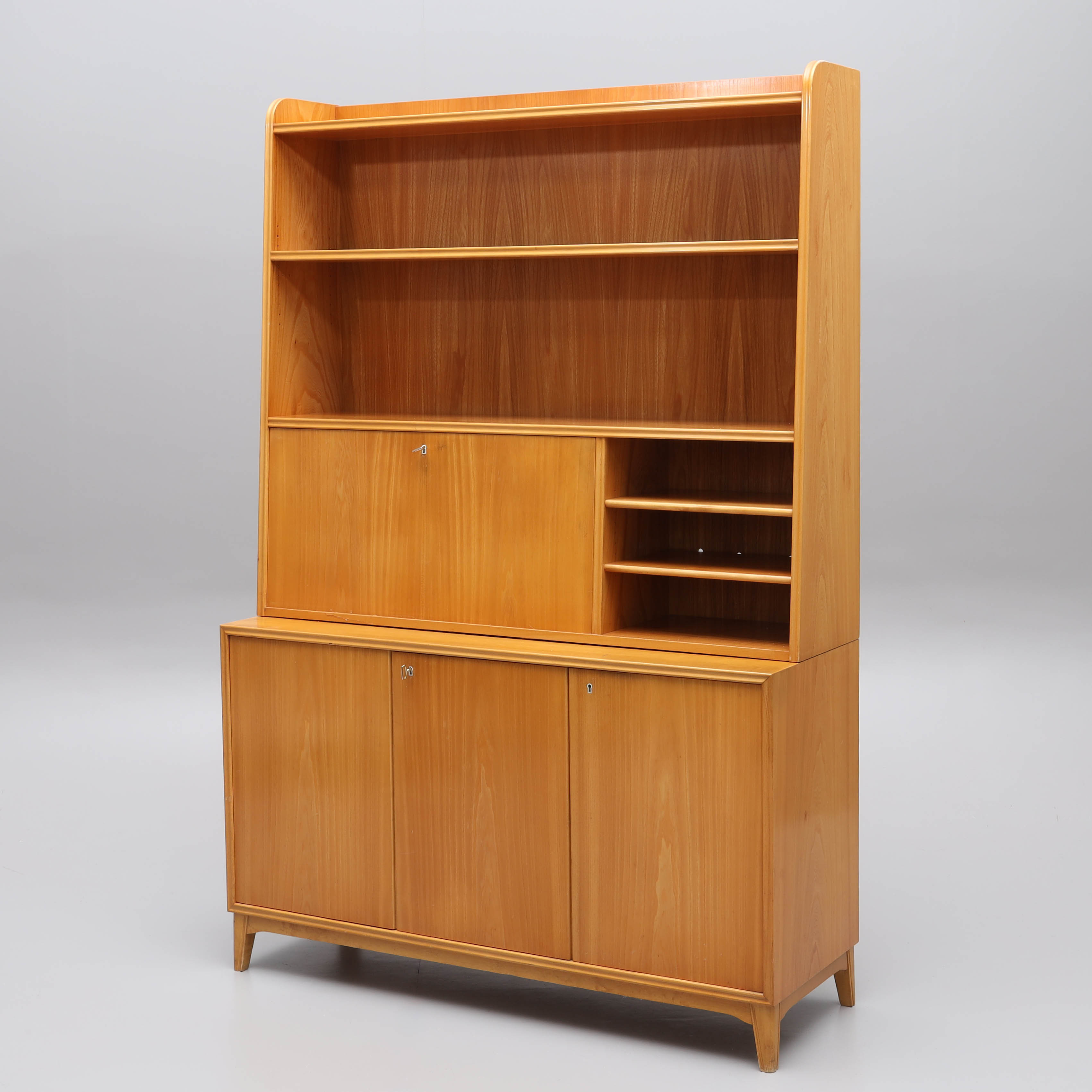 BOKHYLLA, med skrivdel och skåp, 2 delar, fanérat i alm, 1900-talets mitt.