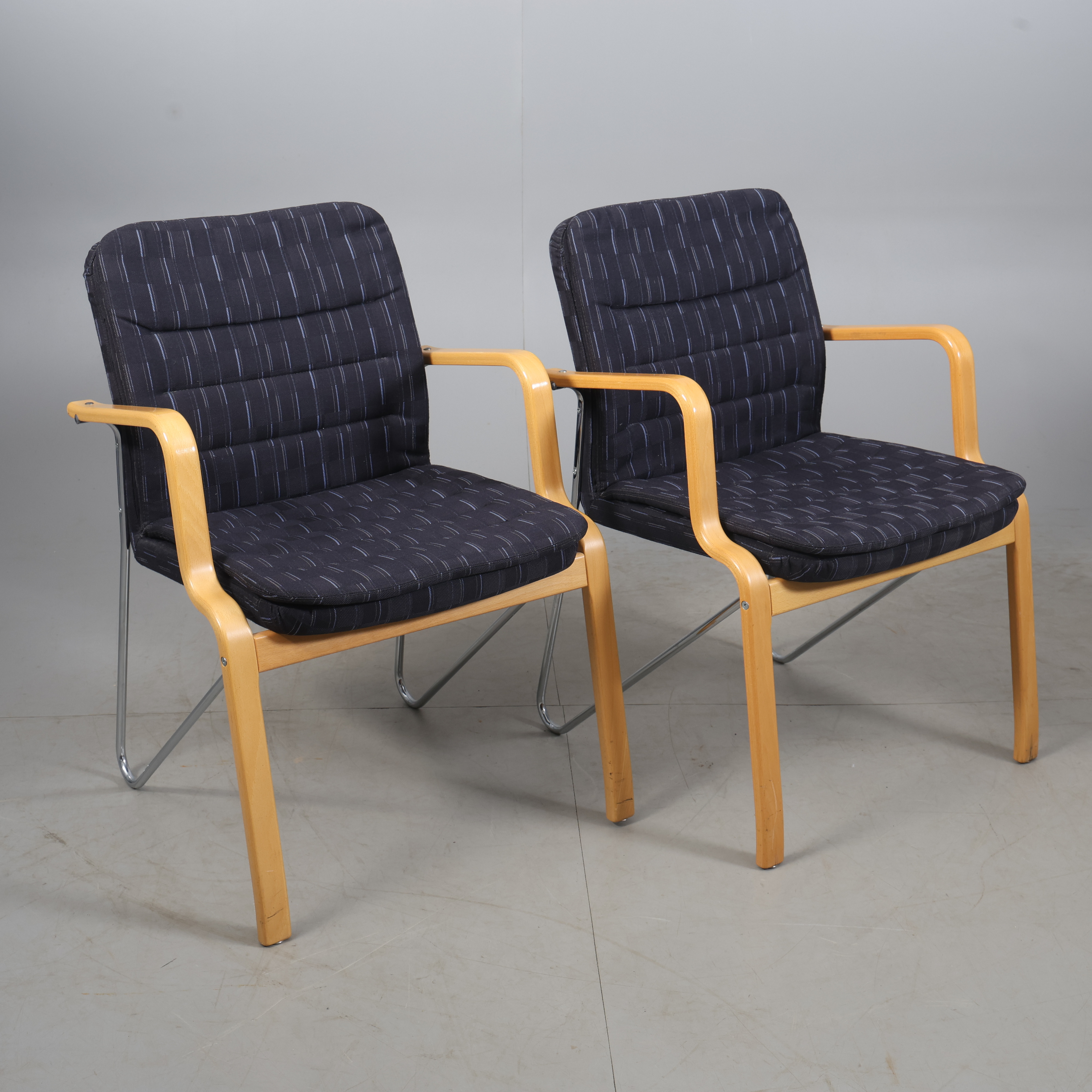 FÅTÖLJER, ett par, Kinnarps, lövträ, metall, samtida.