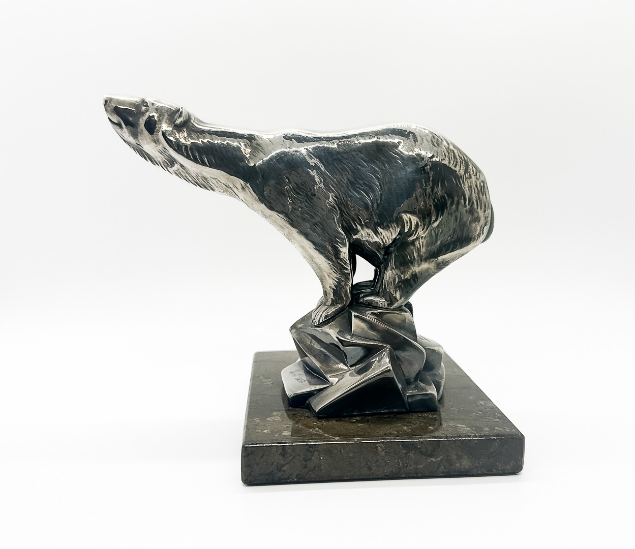 CHARLES SVEJSTRUP MADSEN. SKULPTUR, kylarprydnad, "Polarbjörn", nysilver, monogramsignerad, tidigt 1900-tal.