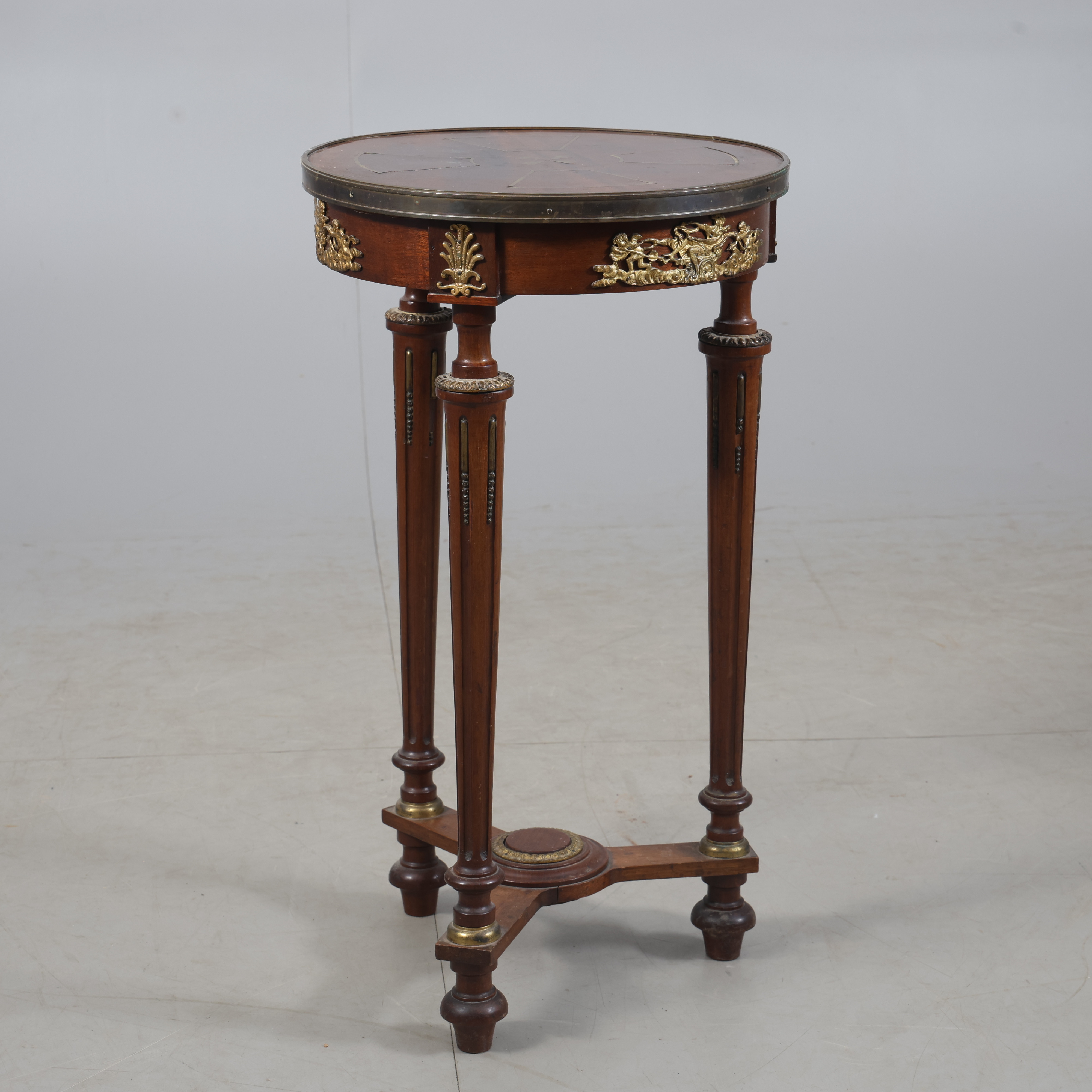 SIDEBORD, gustaviansk stil, mässing, inläggningar i trät, 1900-talets första hälft.