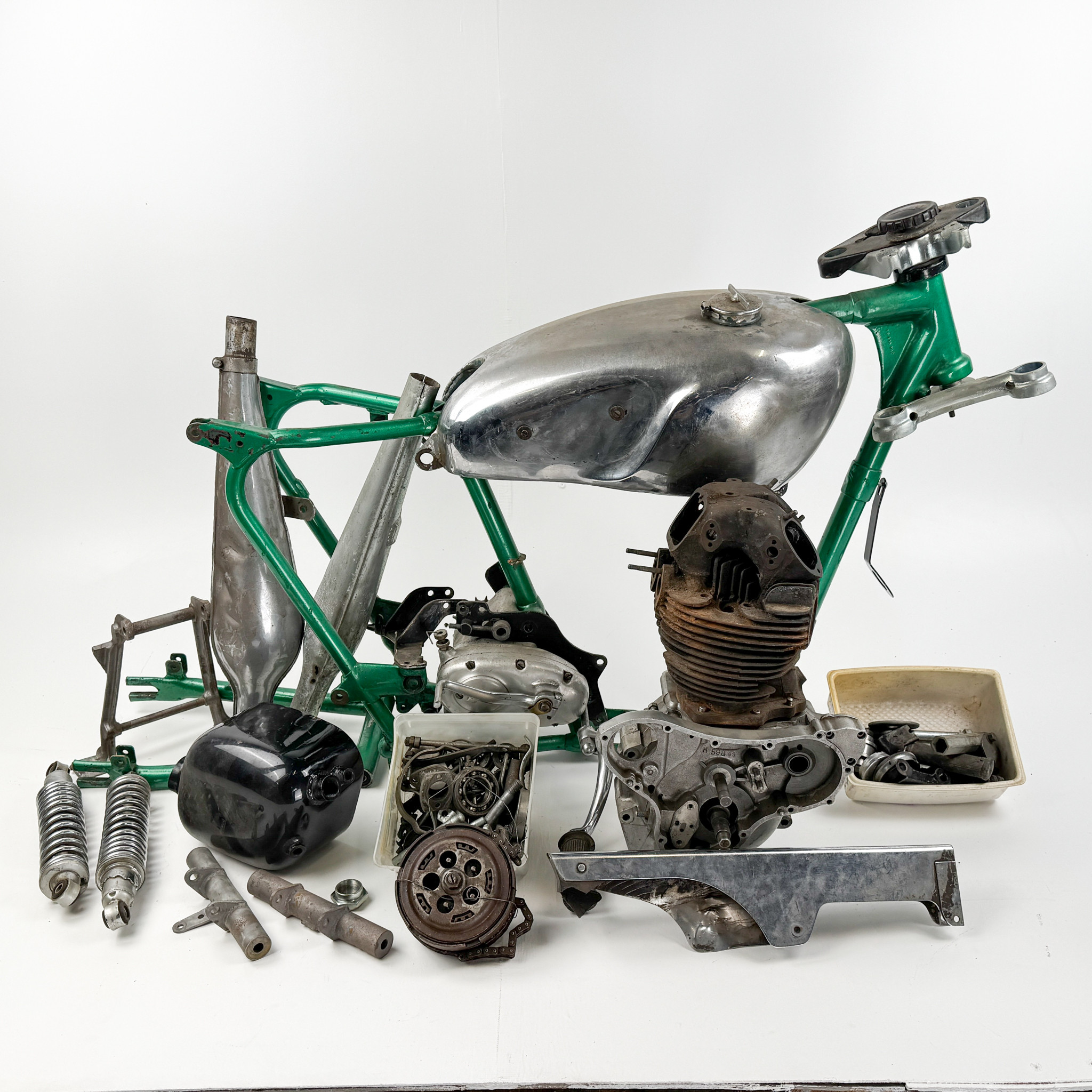 NORTON, modell Dominator Model 7, registrerad ram med delar, 1955, England.