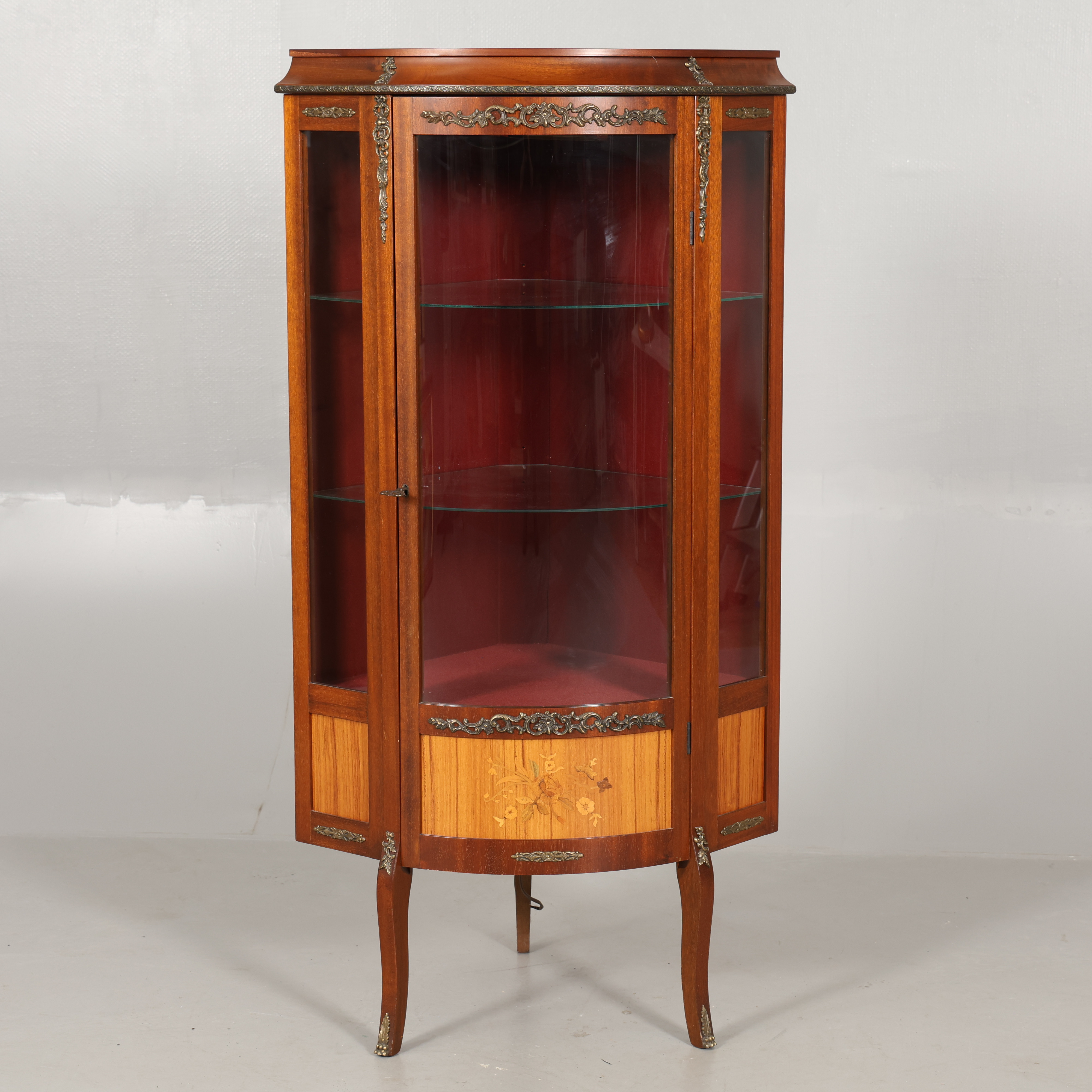 HÖRNVITRINSKÅP, Rokokostil, 1900-tal.