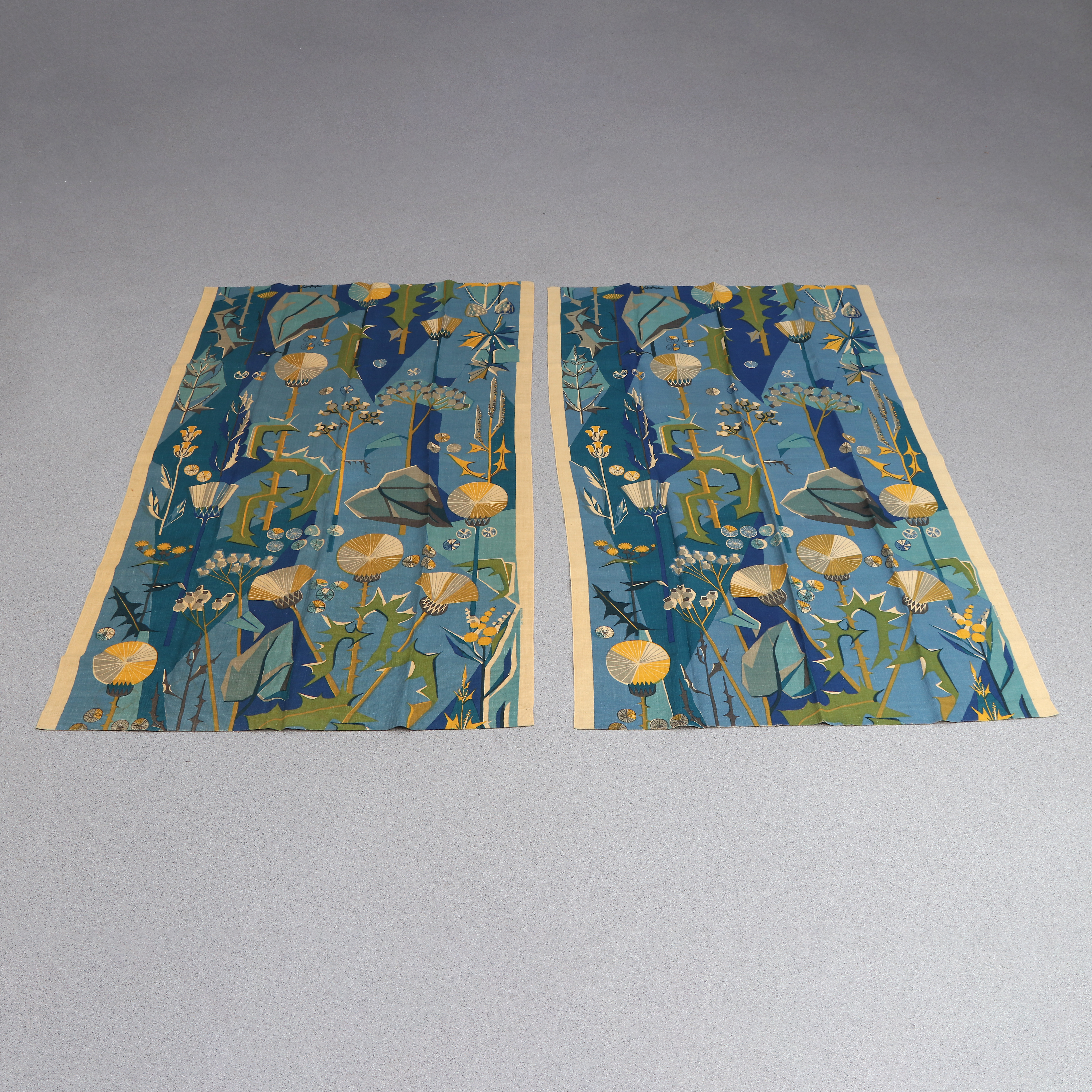 JOBS HANDTRYCK. DRAPPERI/TEXTIL, TVÅ DELAR. Dekor av tistlar. 1900-tal.