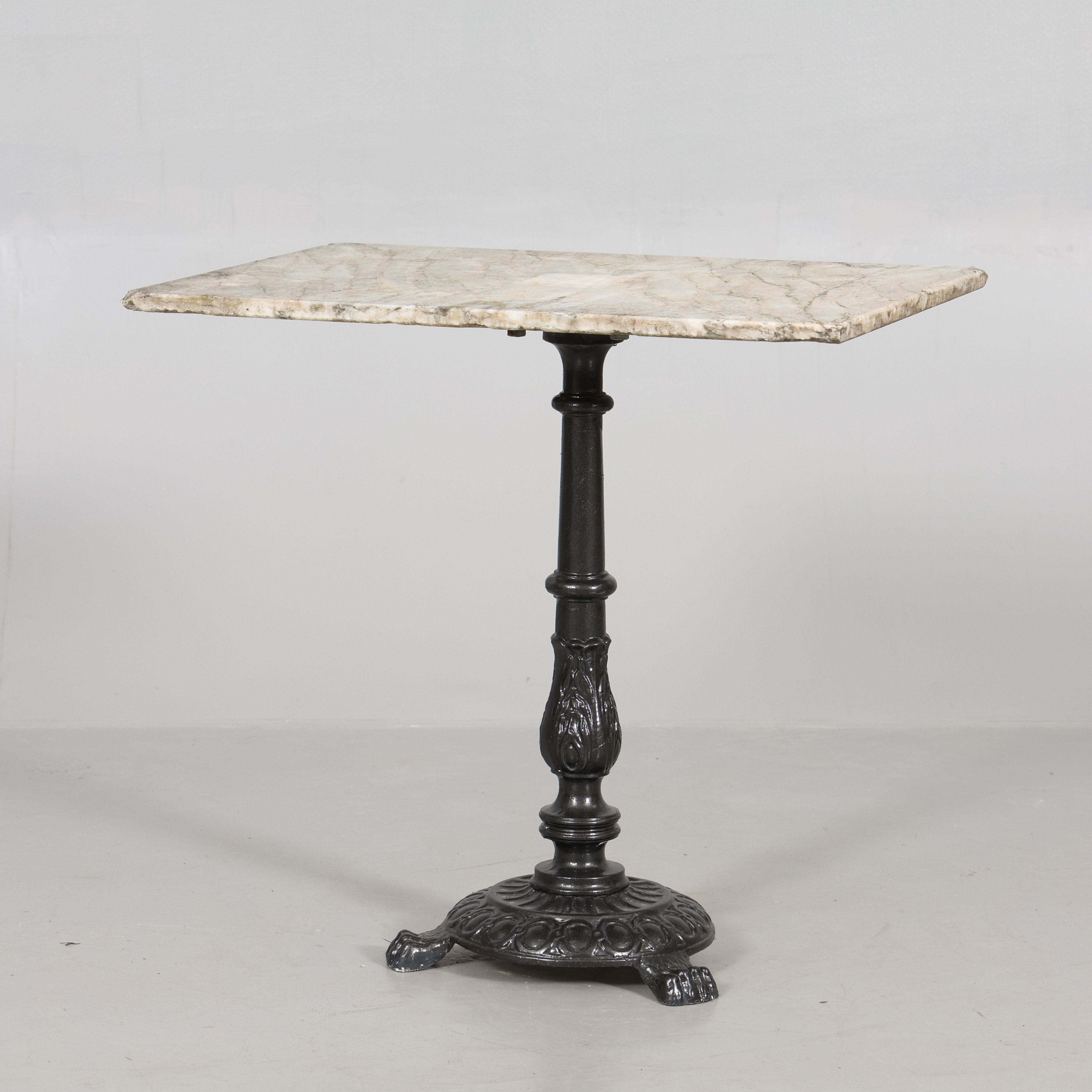 PELARBORD med marmorskiva.