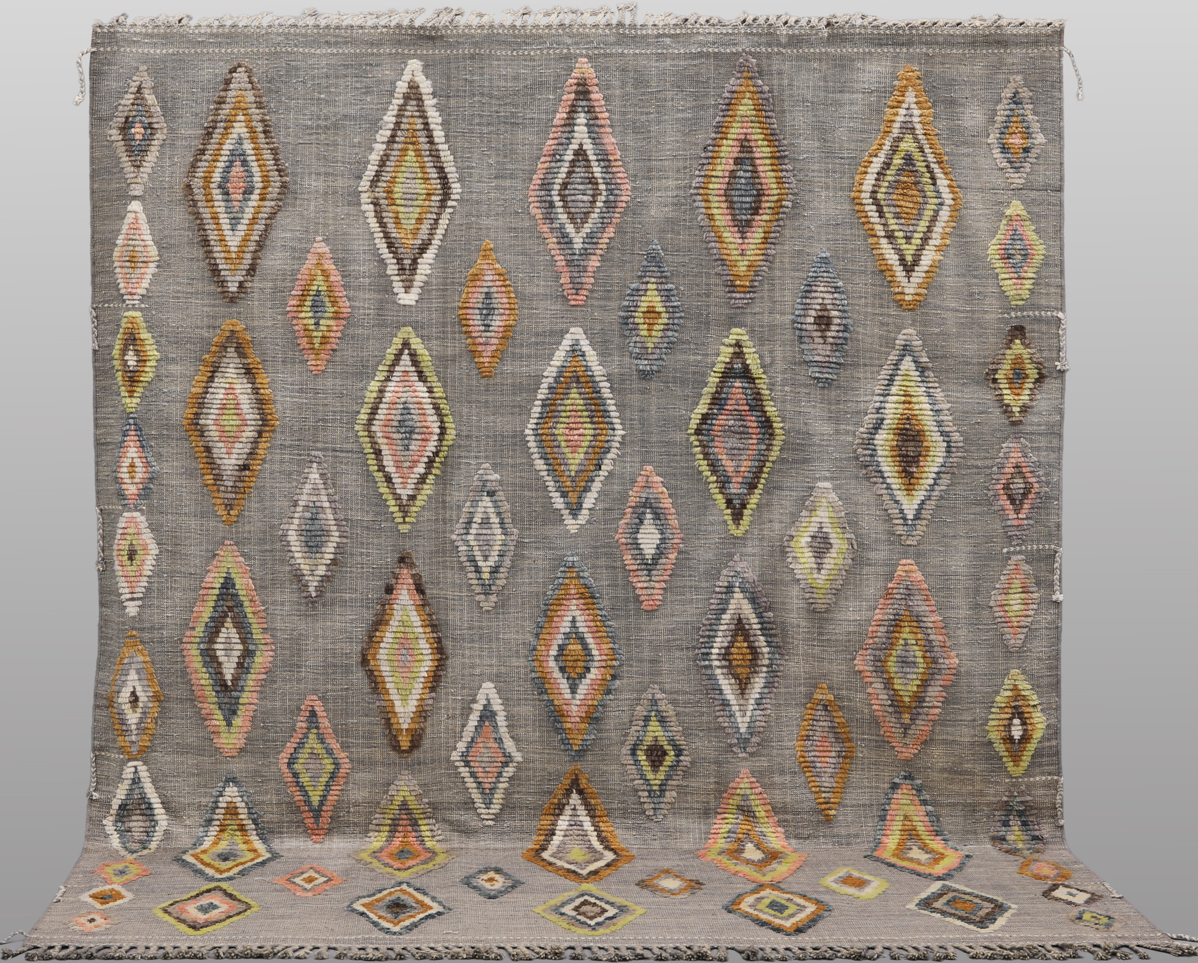 MATTA. Kelim med relief knutmattor, 292 x 246 cm.