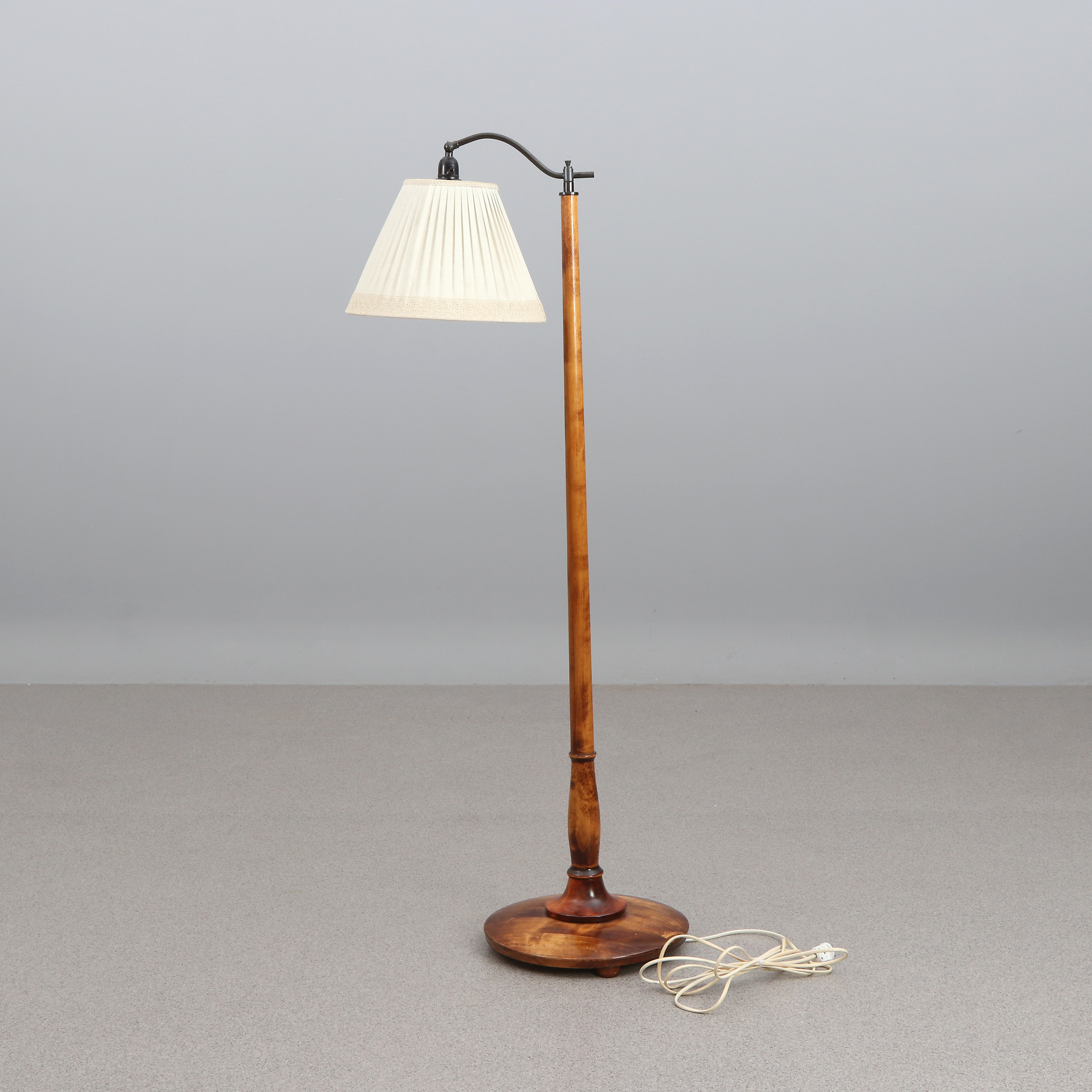 GOLVLAMPA. Betsad björk. 1920/30-tal.