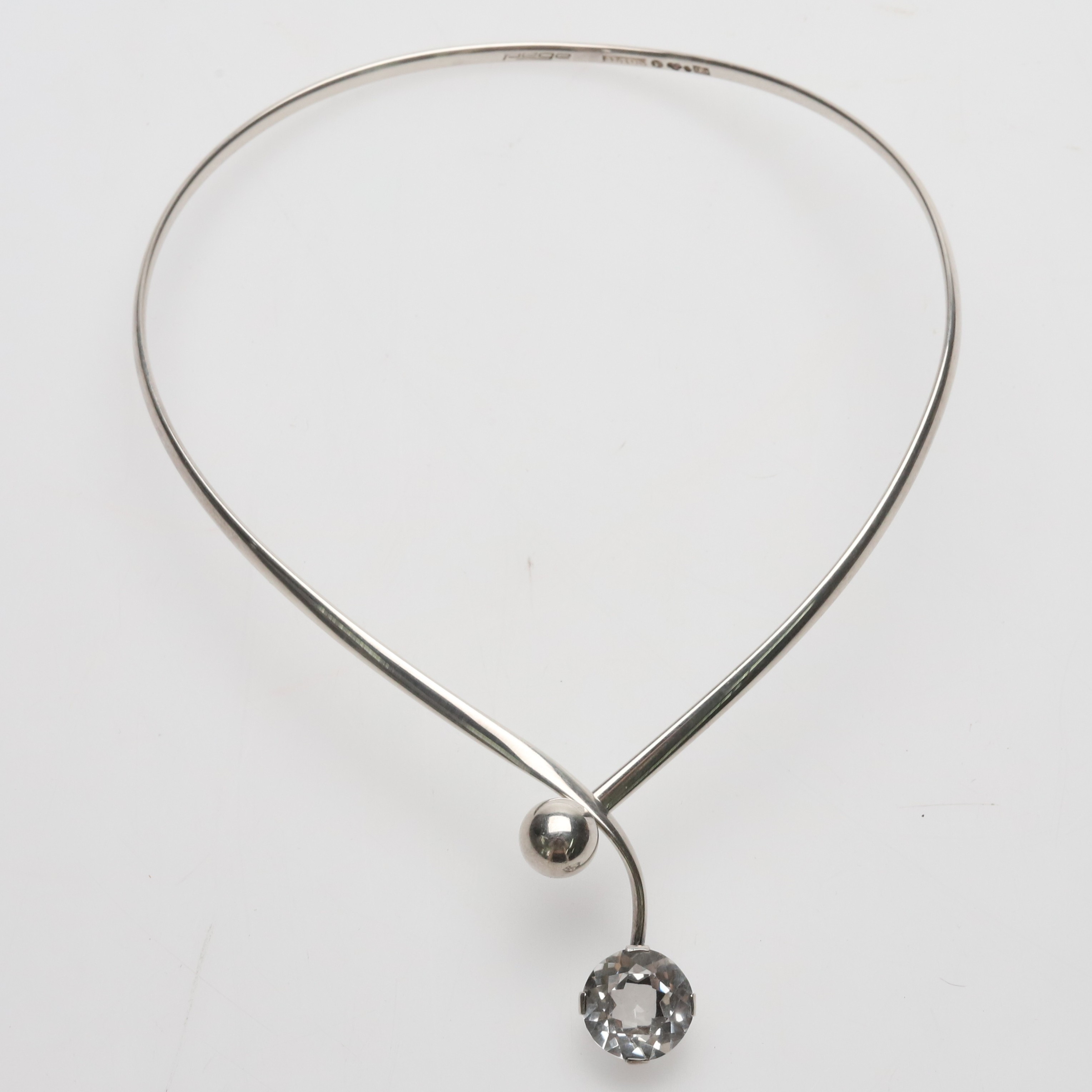 KARL-ERIK PALMBERG. för Alton, Falköping, Collier av silver med bergskristall.