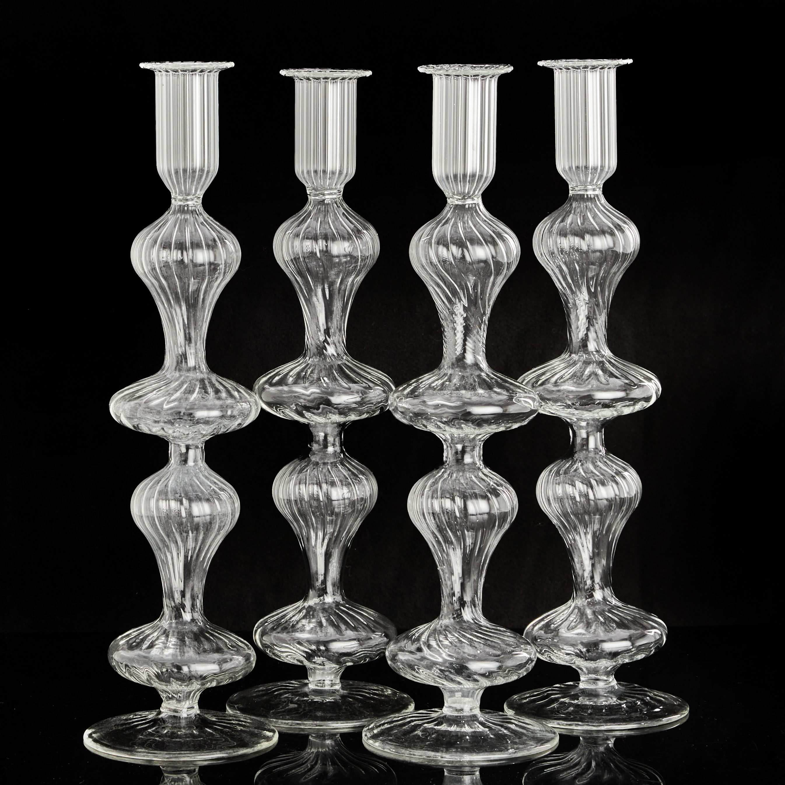 LJUSSTAKAR, 4 st, 1900-talets andra hälft, transparent glas med vriden dekor.