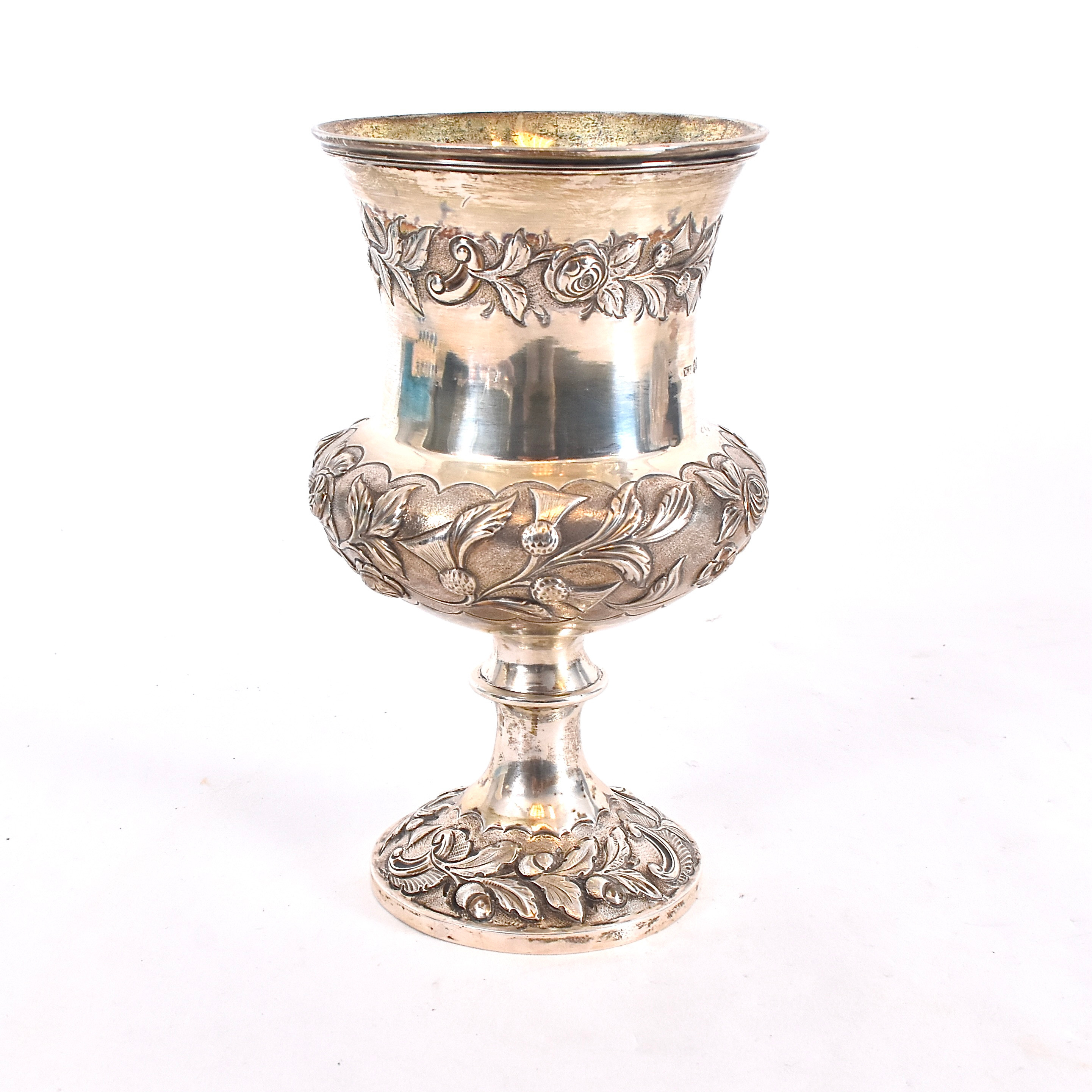 BÄGARE PÅ FOT, sterlingsilver, oidentifierad mästare WH London 1757.