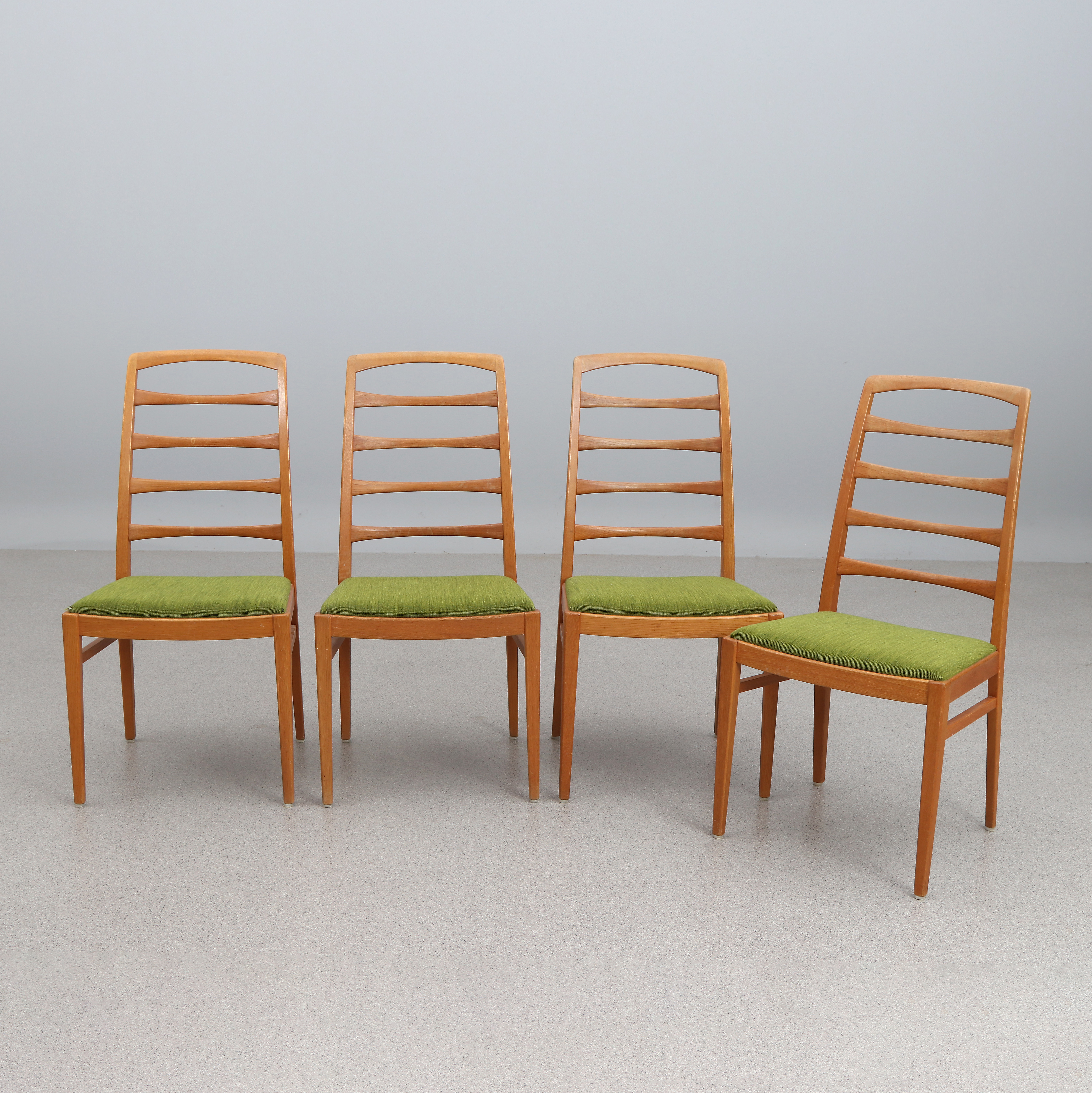 BERTIL FRIDHAGEN. STOLAR, FYRA ST. Ek med textilklädda sitsar. "Reno". Bodafors, 1967. Märkta undertill.