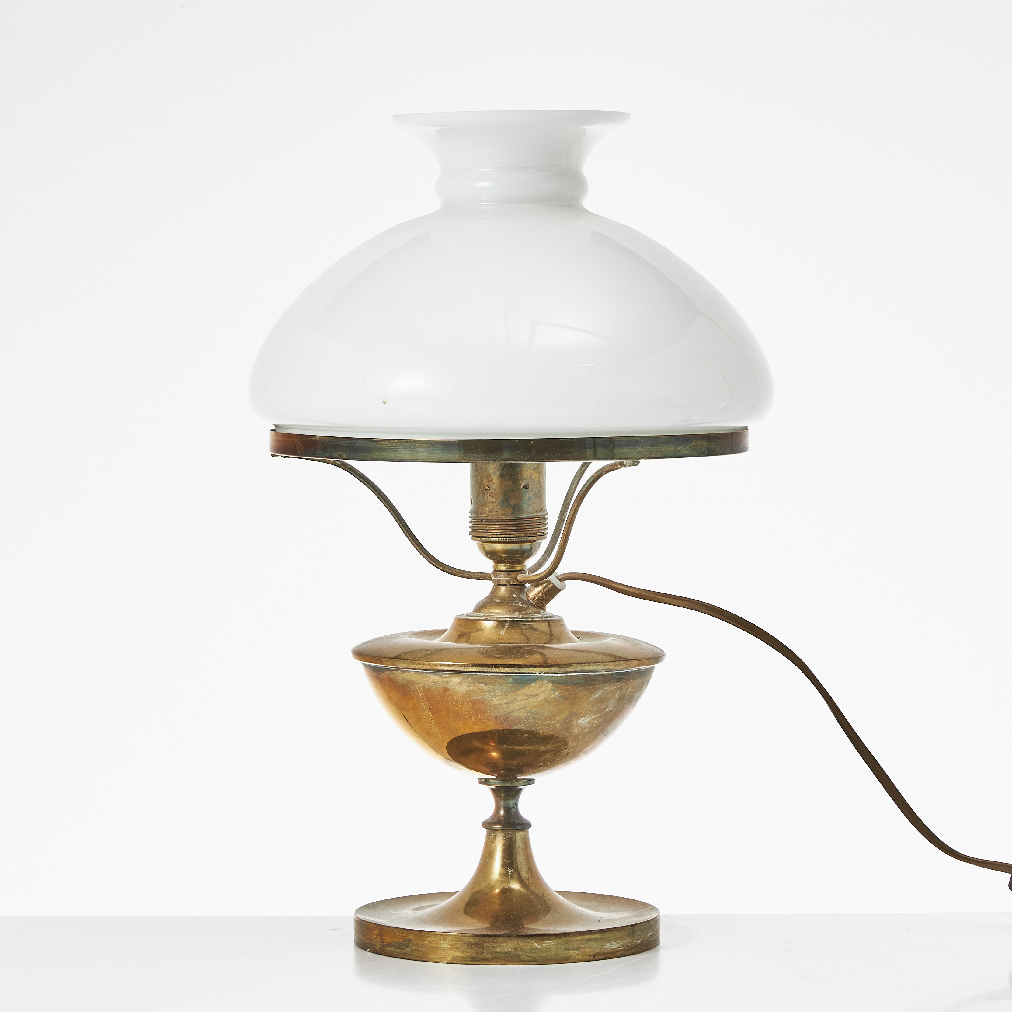 BORDSLAMPA, ursprungligen för fotogen, fot av mässing, vit glaskupa.