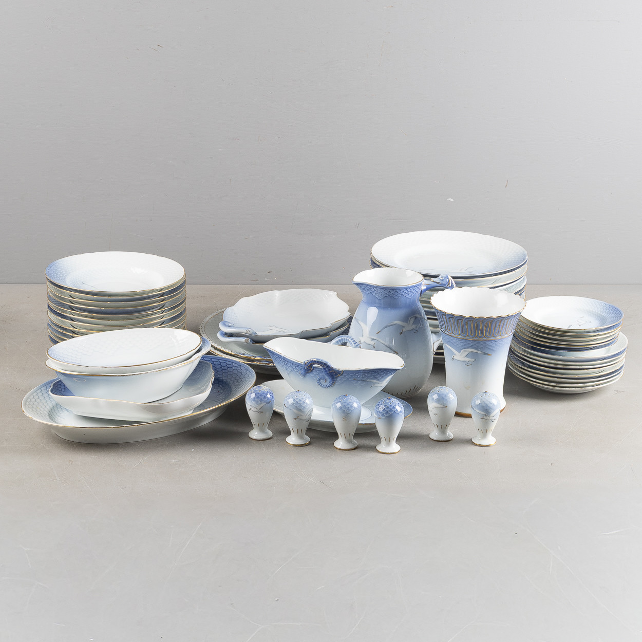 SERVIS, "Måsen", 58 delar, Bing & Gröndahl, porslin, 1:a och II:a sortering.