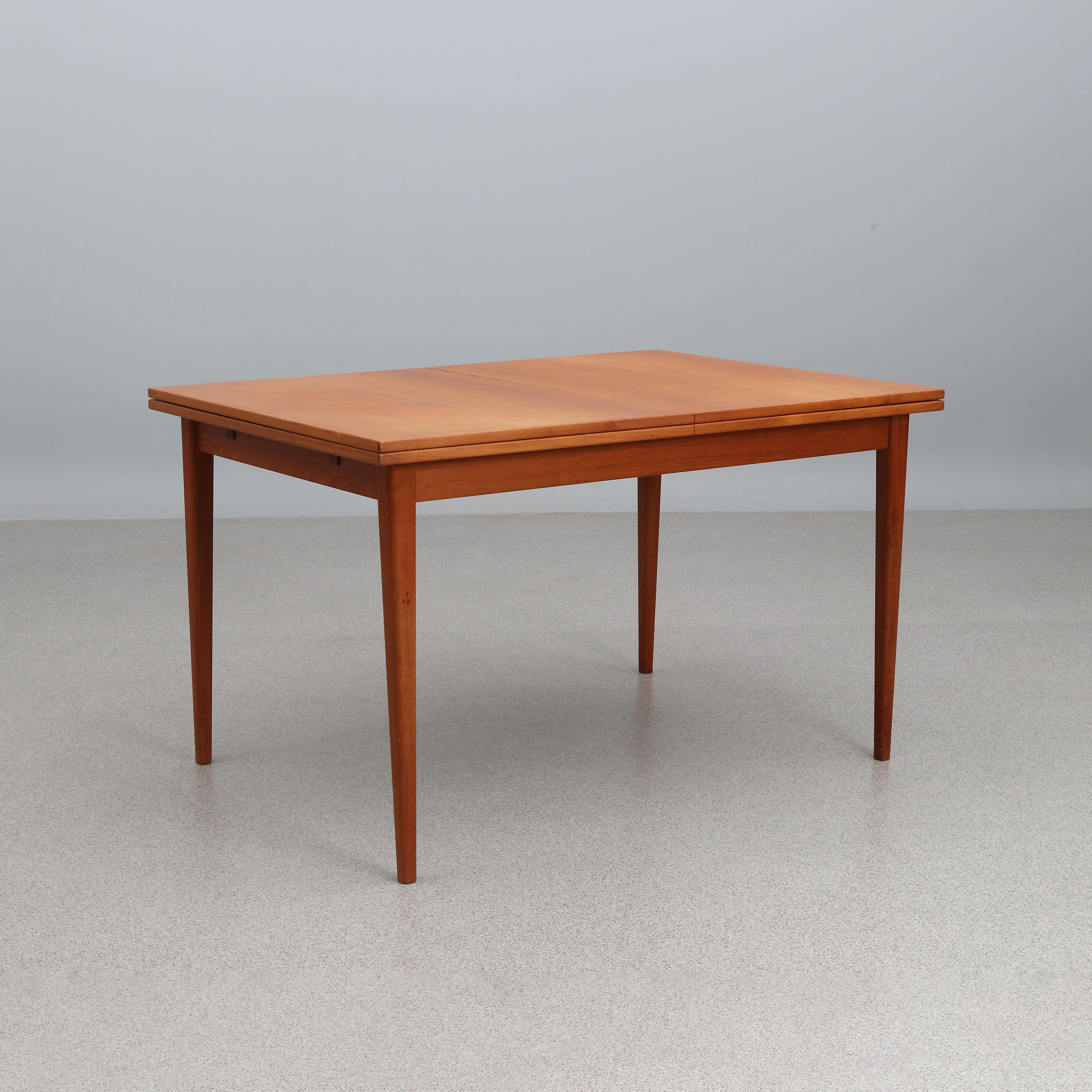 SKARABORGS MÖBELINDUSTRI, MATBORD MED UTFÄLLBARA SKIVOR. TEak. 1960-tal. Etikettmärkt.