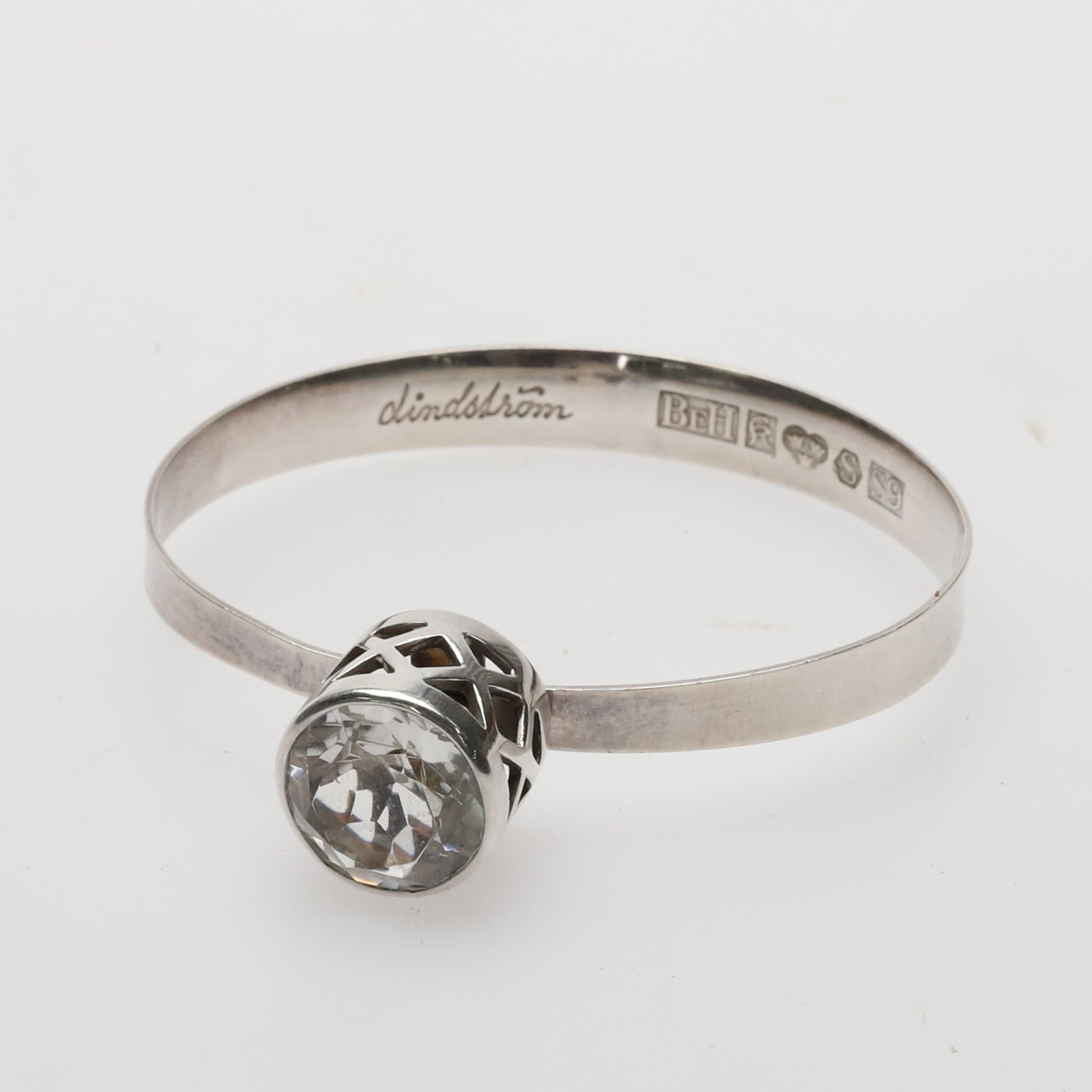 ÅKE LINDSTRÖM. för Bengt Hallberg Guldsmeds AB, Armring av silver med bergskristall, Köping, 1968.