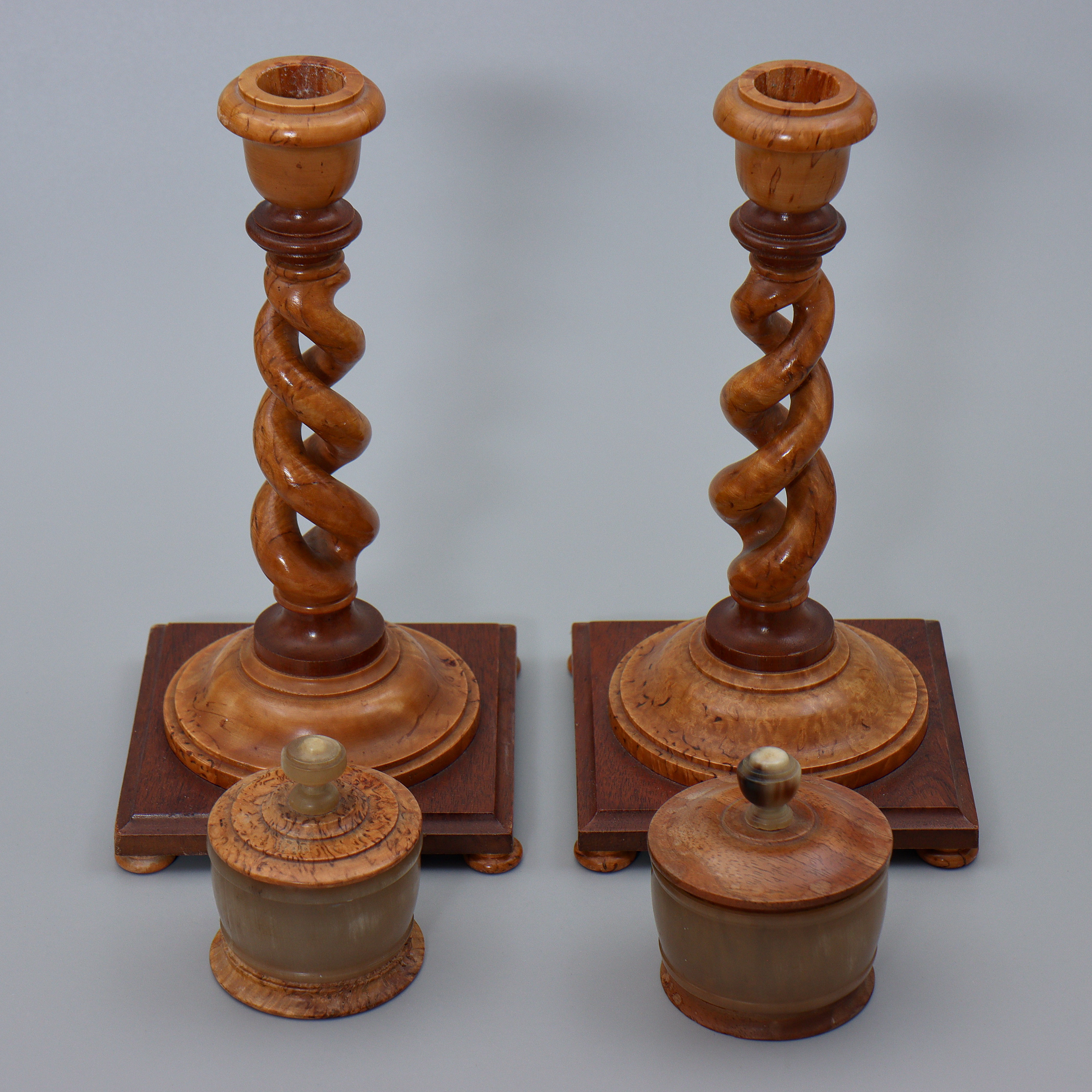 PARET SPIRALVRIDNA LJUSSTAKAR I BJÖRK, SAMT PARET ASKAR I HORN, 1900-TAL.