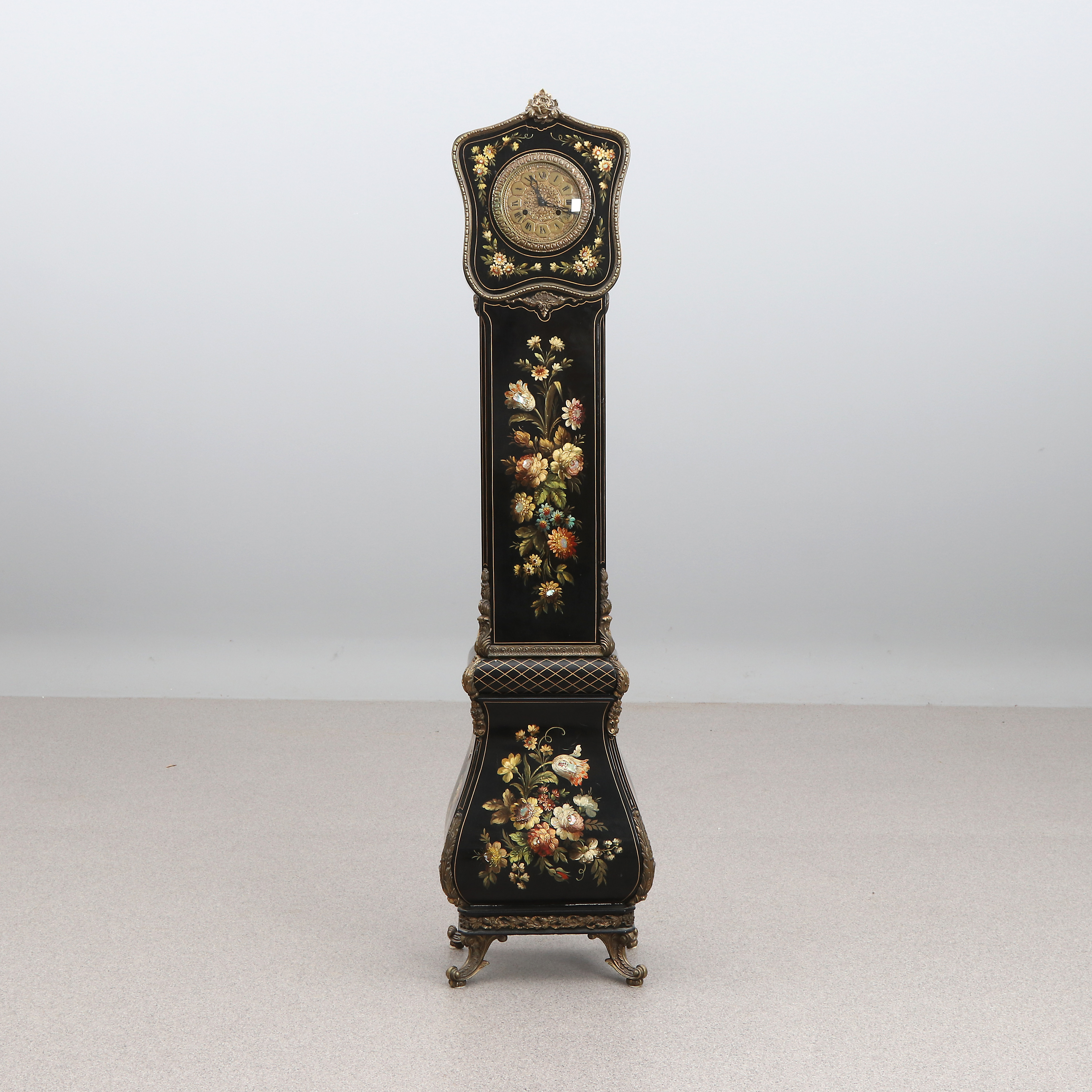 GOLVUR. Bemålat trä med mässingsbeslag. 1900-tal.