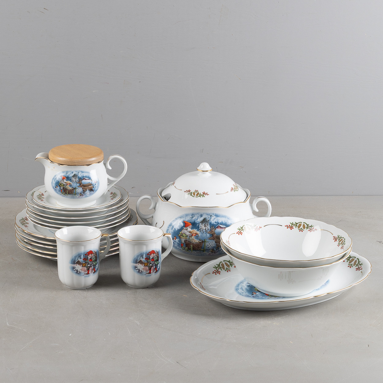 LARS CARLSON. Julservis 17 delar, "Gammaldags Jul", porslin, Christineholm / Fyrklövern.