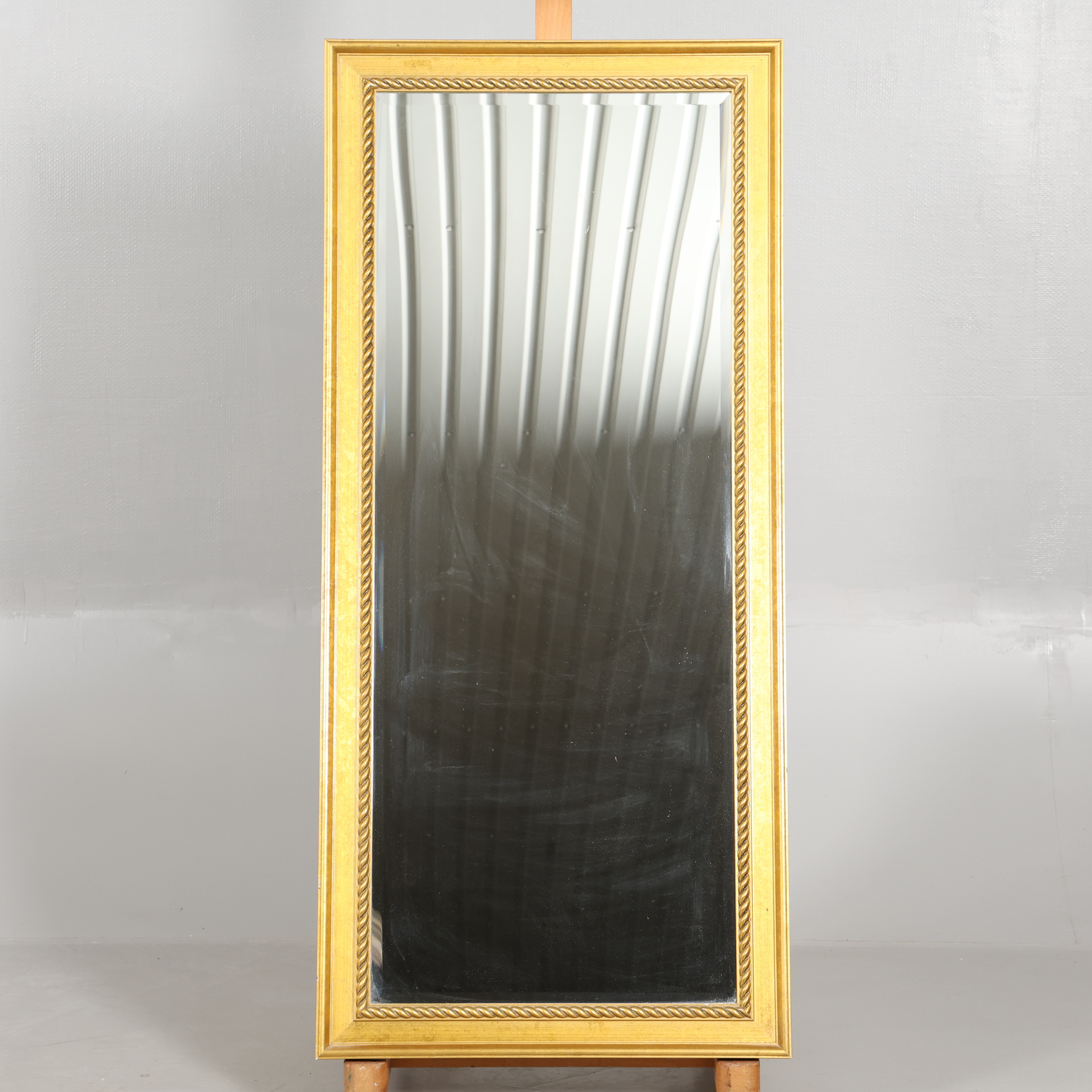 SPEGEL med förgylld ram.