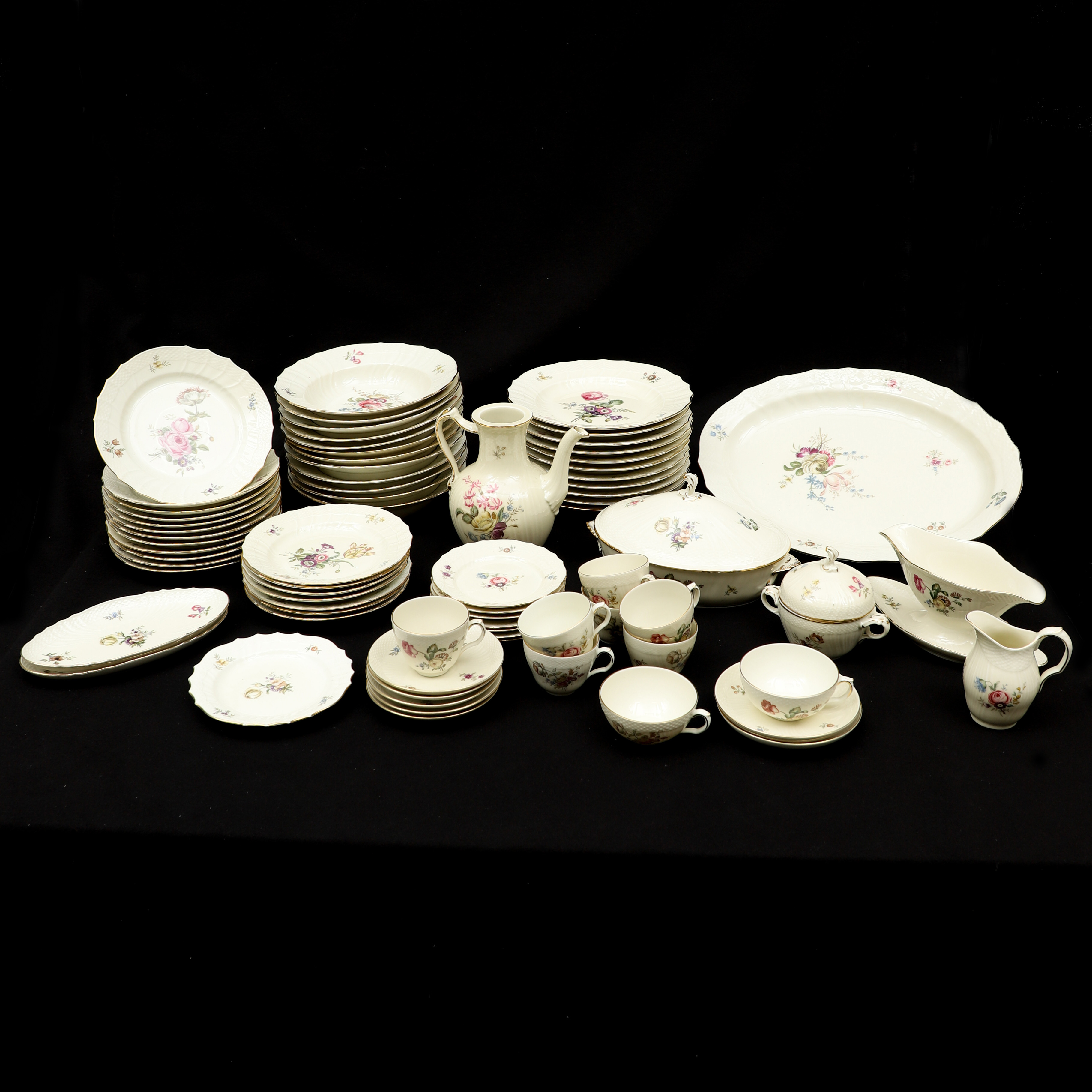 SERVISDELAR, 65 delar, "Frijsenborg", Royal Copenhagen, 1900-talets första hälft.