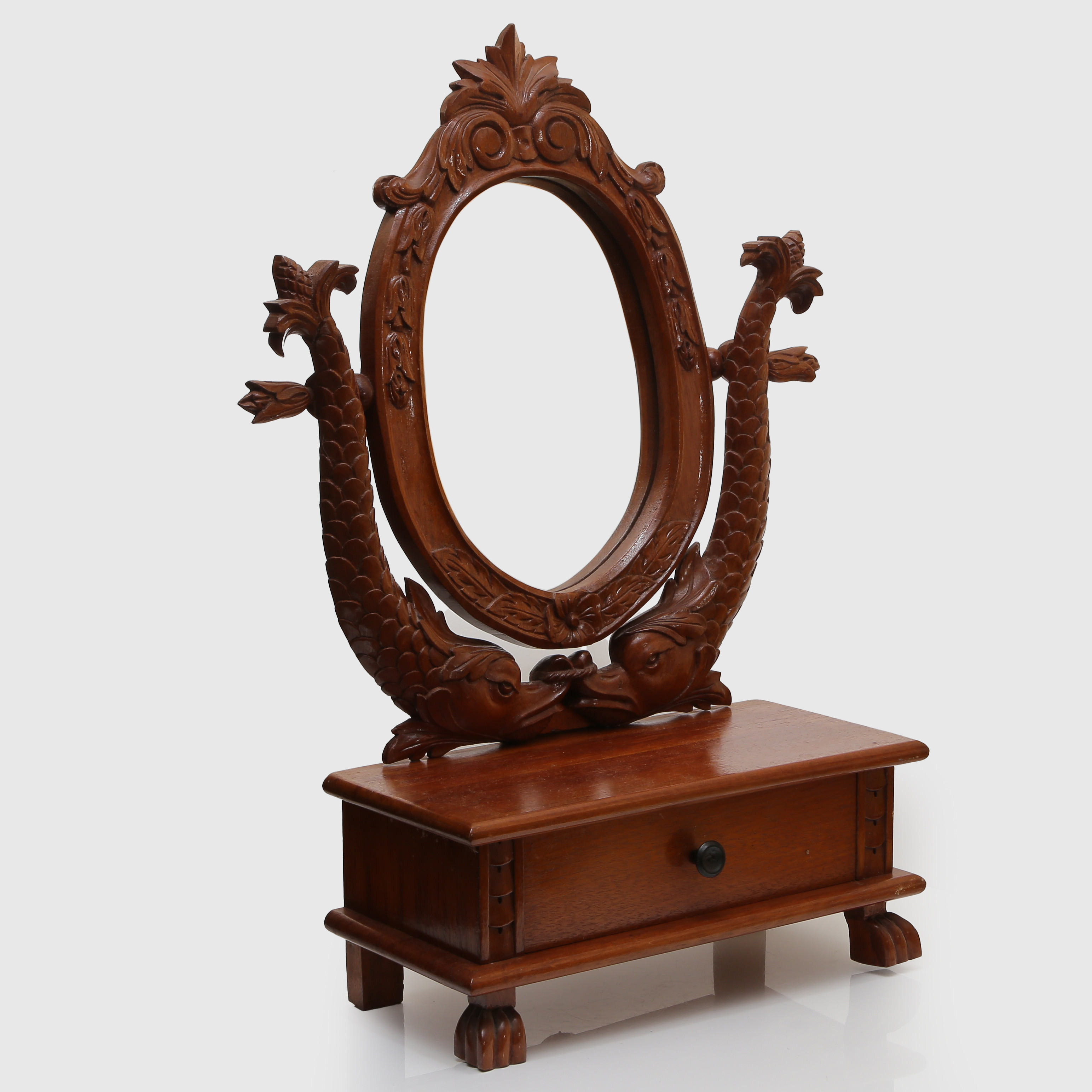 RAKSPEGEL, SNIDADE ORNAMENT "FISKAR" LÖVTRÄ, 1900-TALETS FÖRSTA HÄLFT.