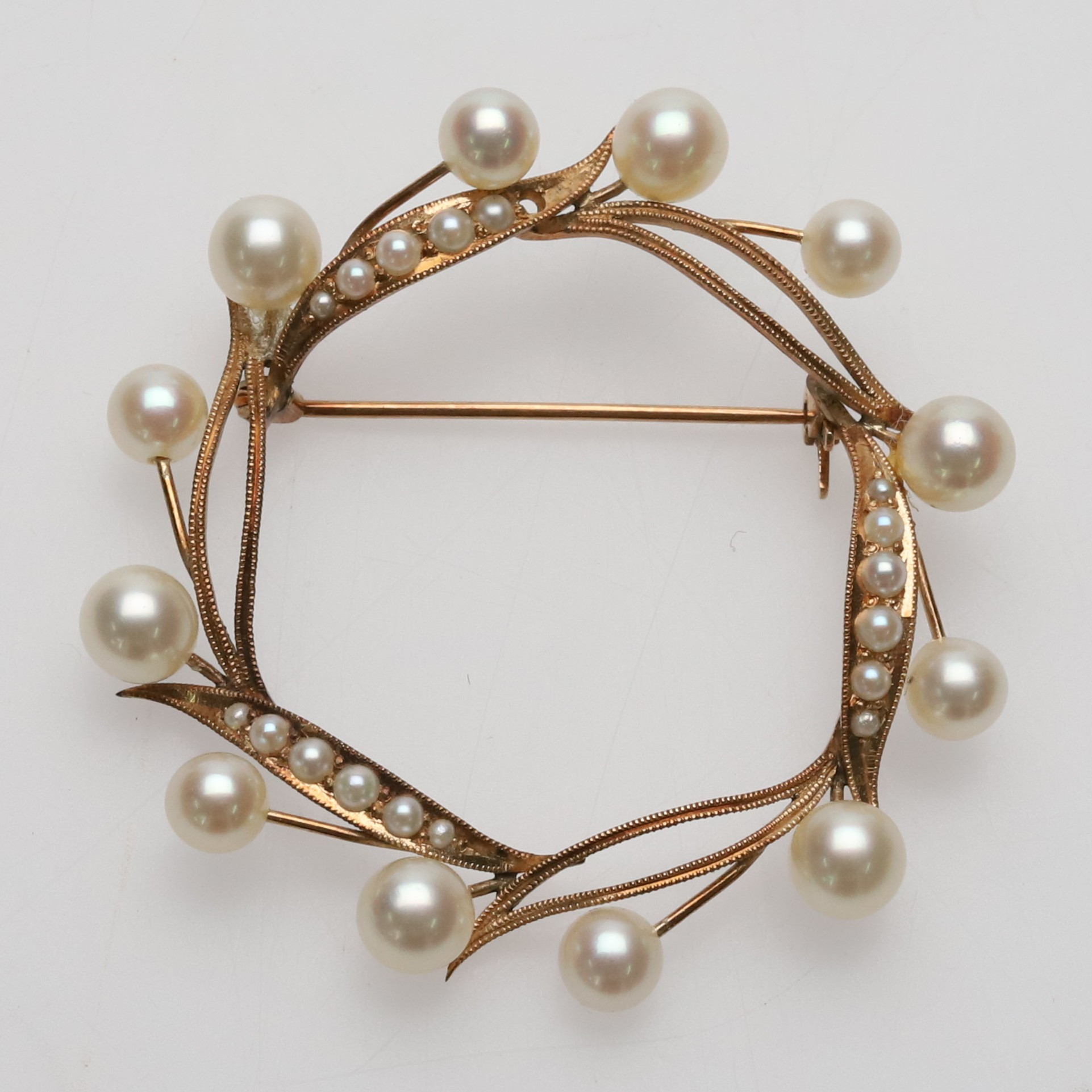 BROSCH, 14K guld med pärlor, 6,57 gram.