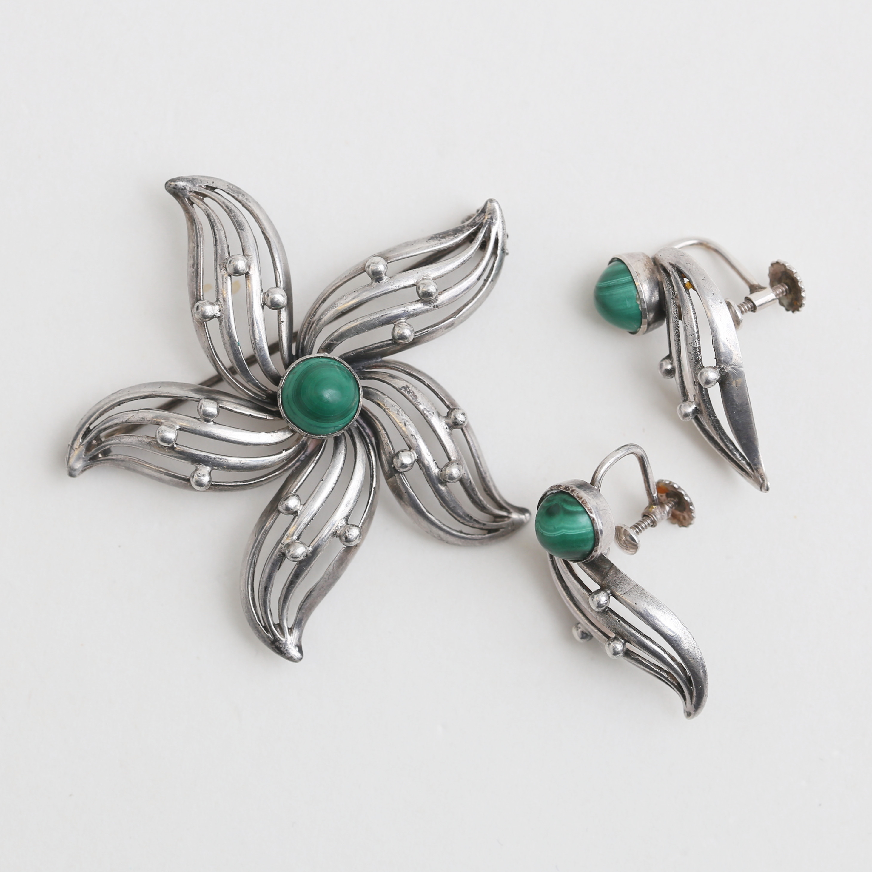 BROSCH samt ÖRHÄNGE, ett par, silver med grön sten, Guldvaruaktiebolaget G. Dahlgren & Co Ab Malmö, 1953.