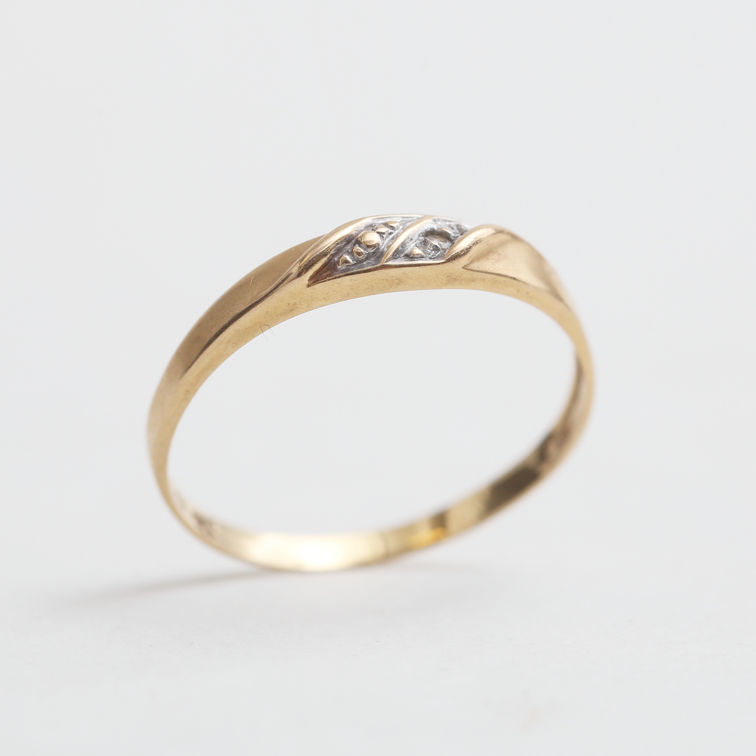 RING, 18 k guld med sten, 1,05 gram.