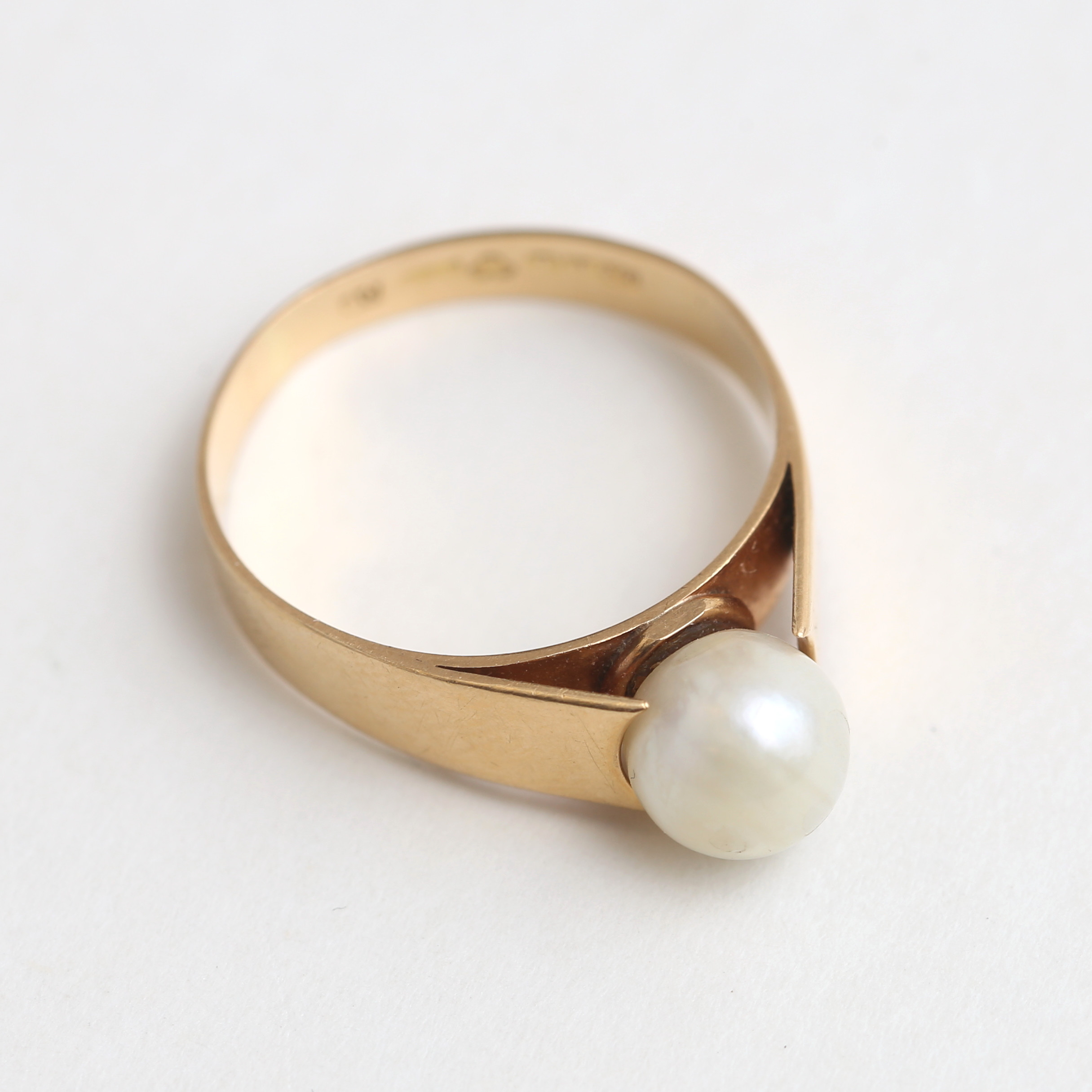 RING 18 k guld med pärla, 3,29 gram, Guldvaruhuset Aktiebolag Stockholm, 1964.