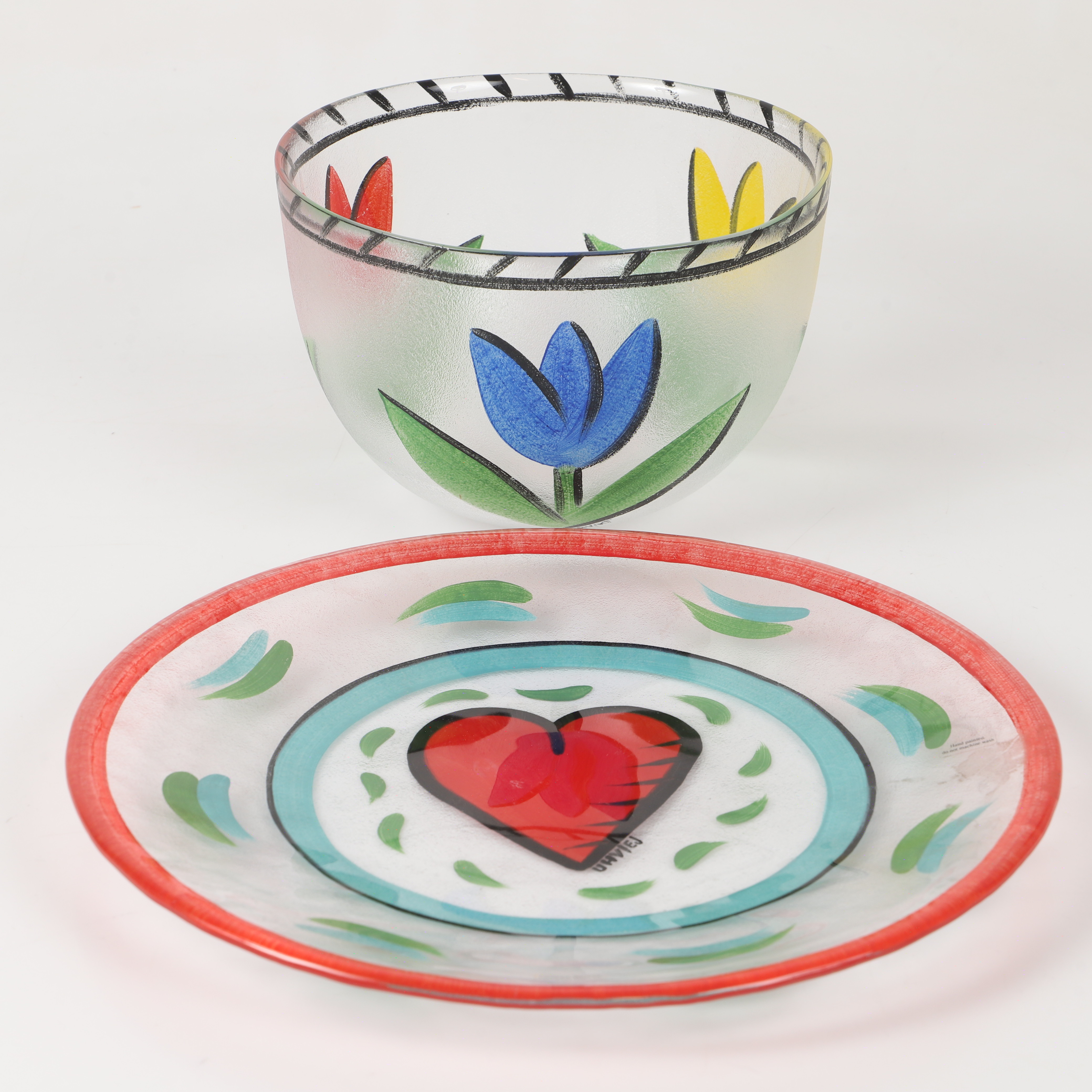ULRICA HYDMAN-VALLIEN. Skål och fat, "Tulipa/Heart", målat glas, Kosta Boda, signerade.