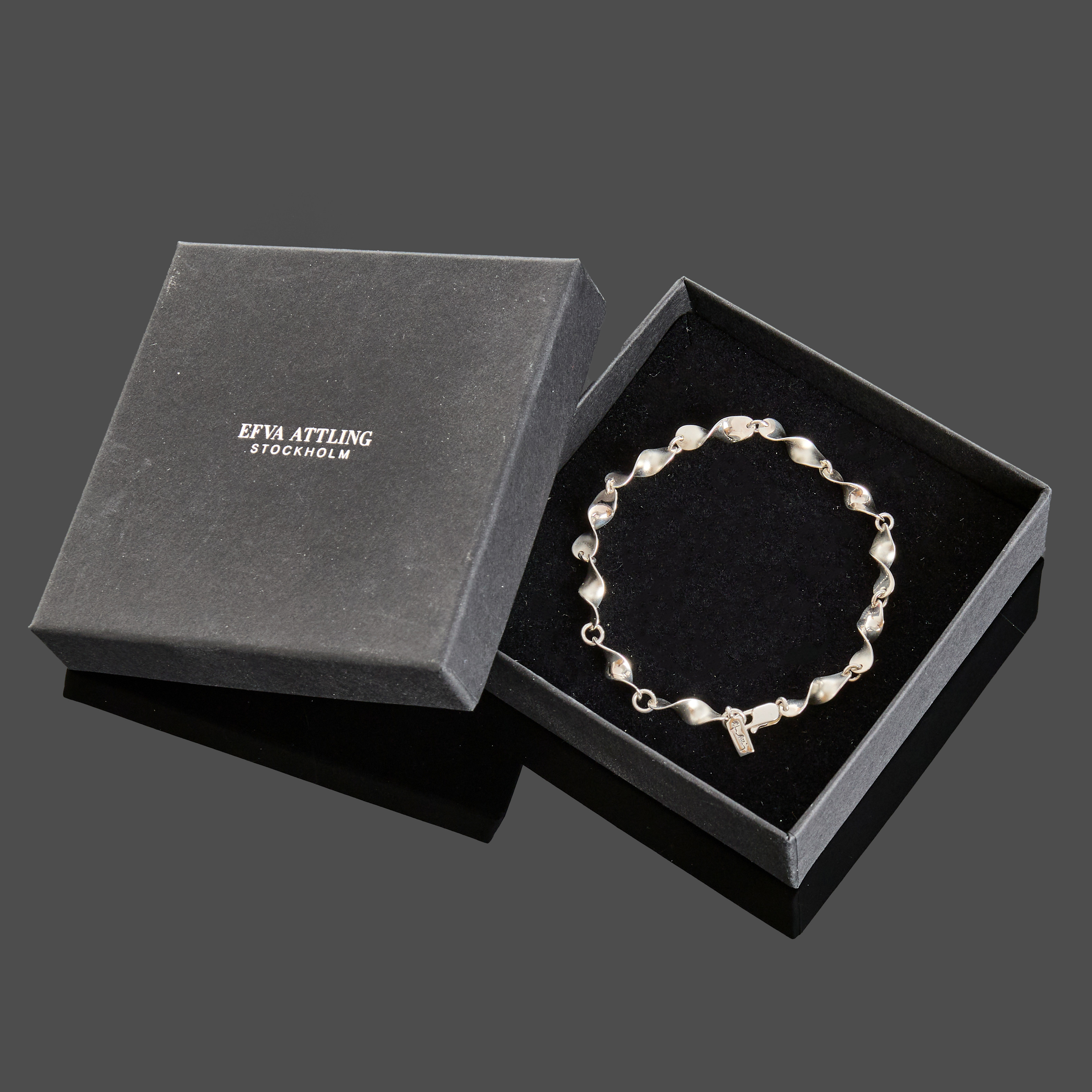 EFVA ATTLING. Armband, "Blades Bracelet", sterling silver, twistade stavlänkar med både matt och glansigt silver, stämpelsignerad, originaletui medföljer.