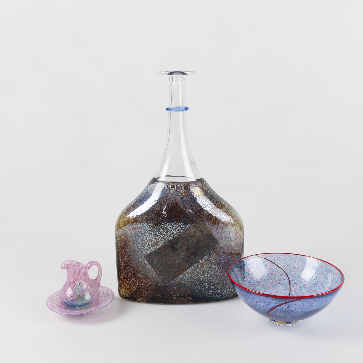 BERTIL VALLIEN. Vas, skål, miniatyr, 4 delar, polykrom dekor, Kosta Boda.