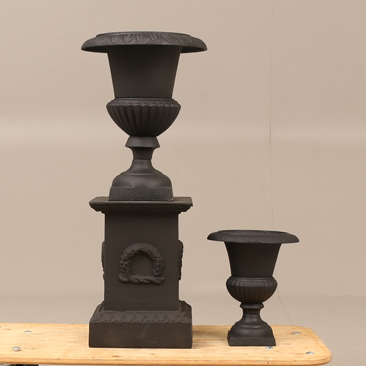 TRÄDGÅRDSURNOR, 2 stycken, gjutjärn, samtida.