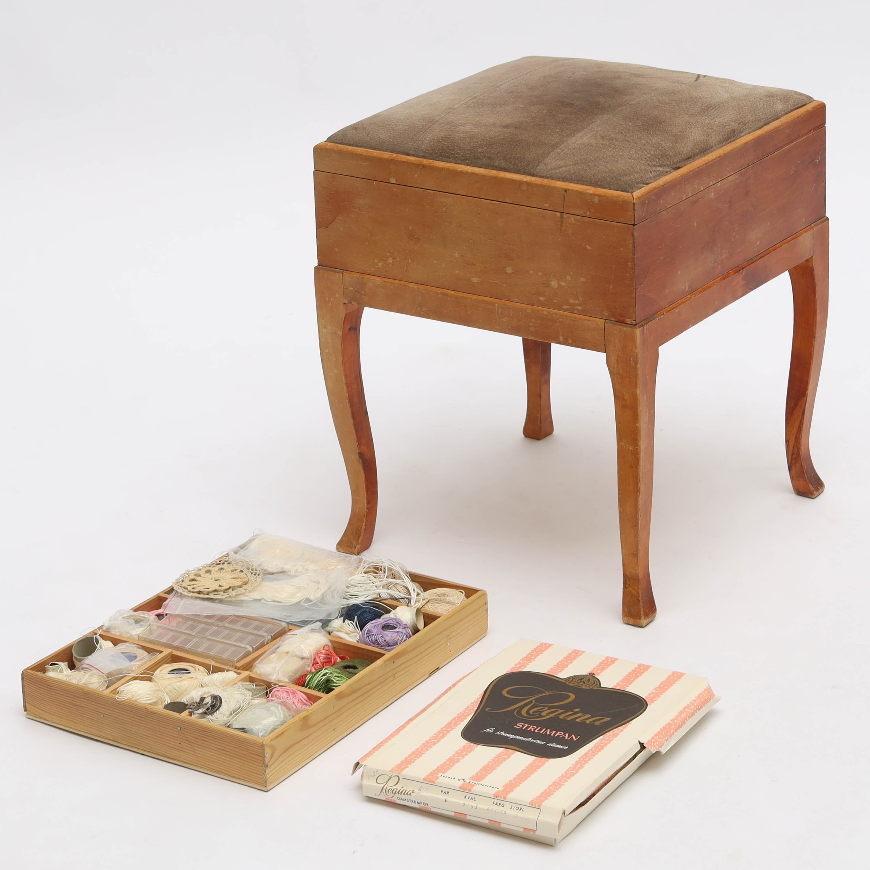 SYPALL, med sytillbehör, fanérad i björk, 1900-tal.