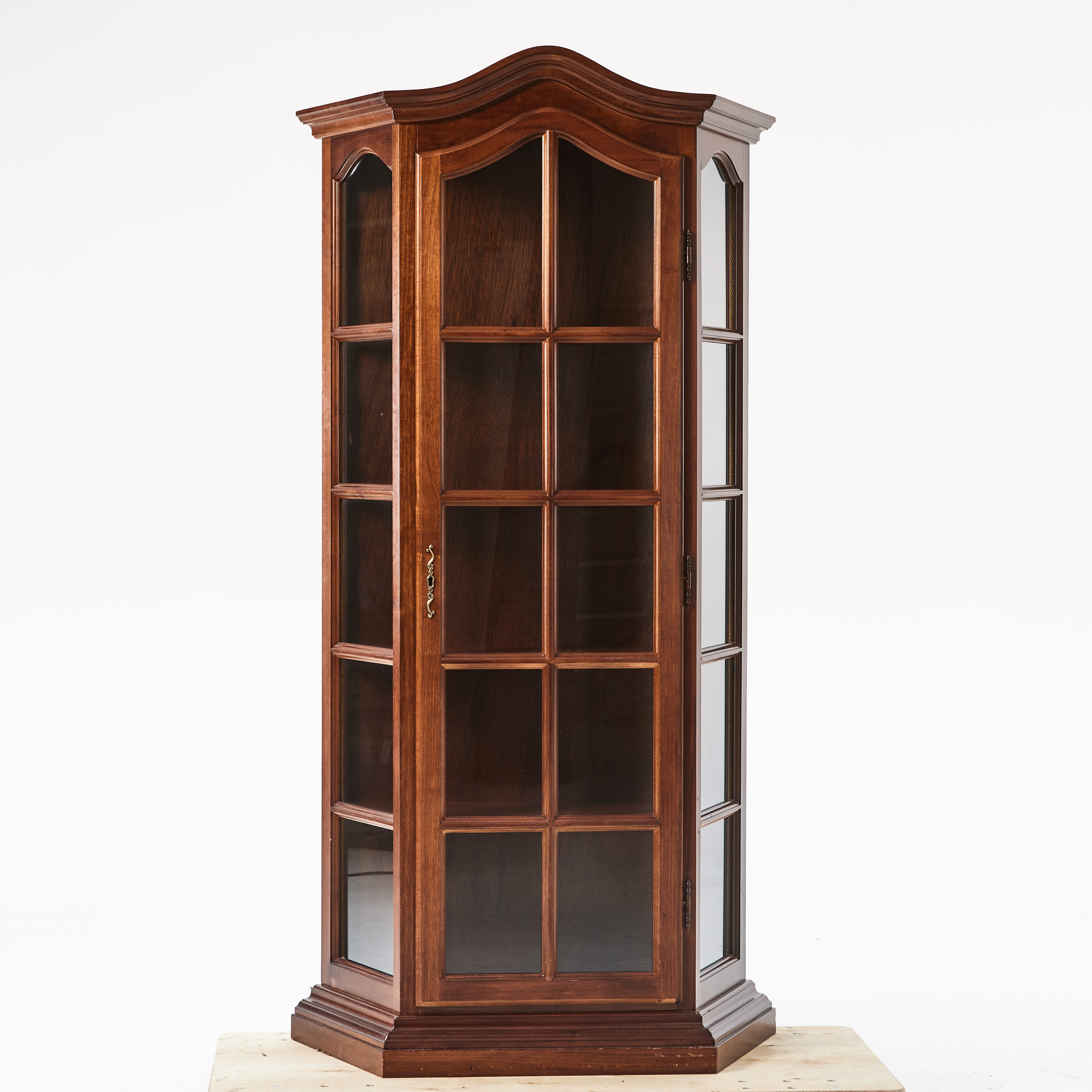 VITRINSKÅP, 1900-talets andra hälft, fanérat i mahogny, beslag i mässing.