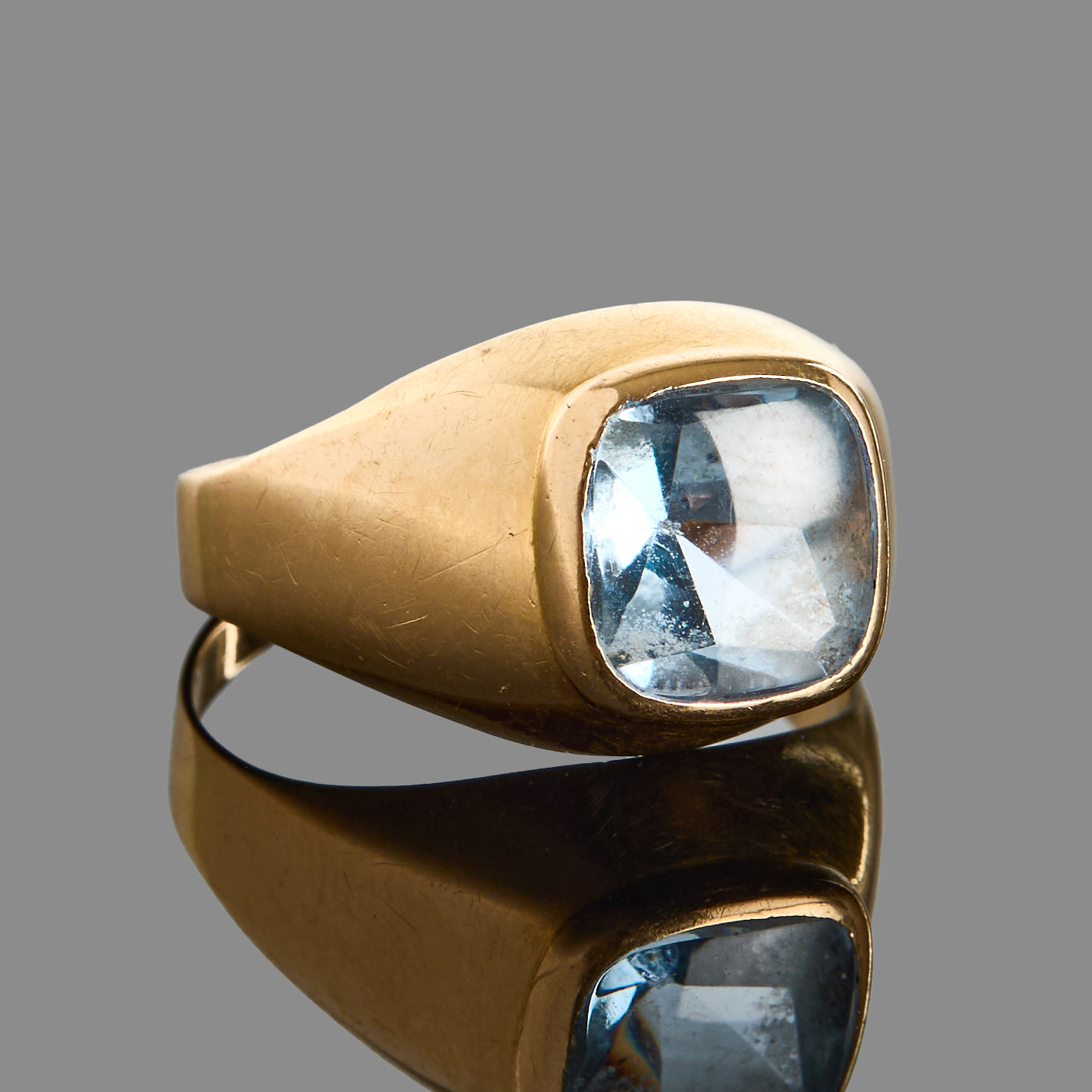 KLACKRING, 18k guld med en syntetisk spinel, Guldsmedsbol Wiktorsson, 1959, Sävsjö.