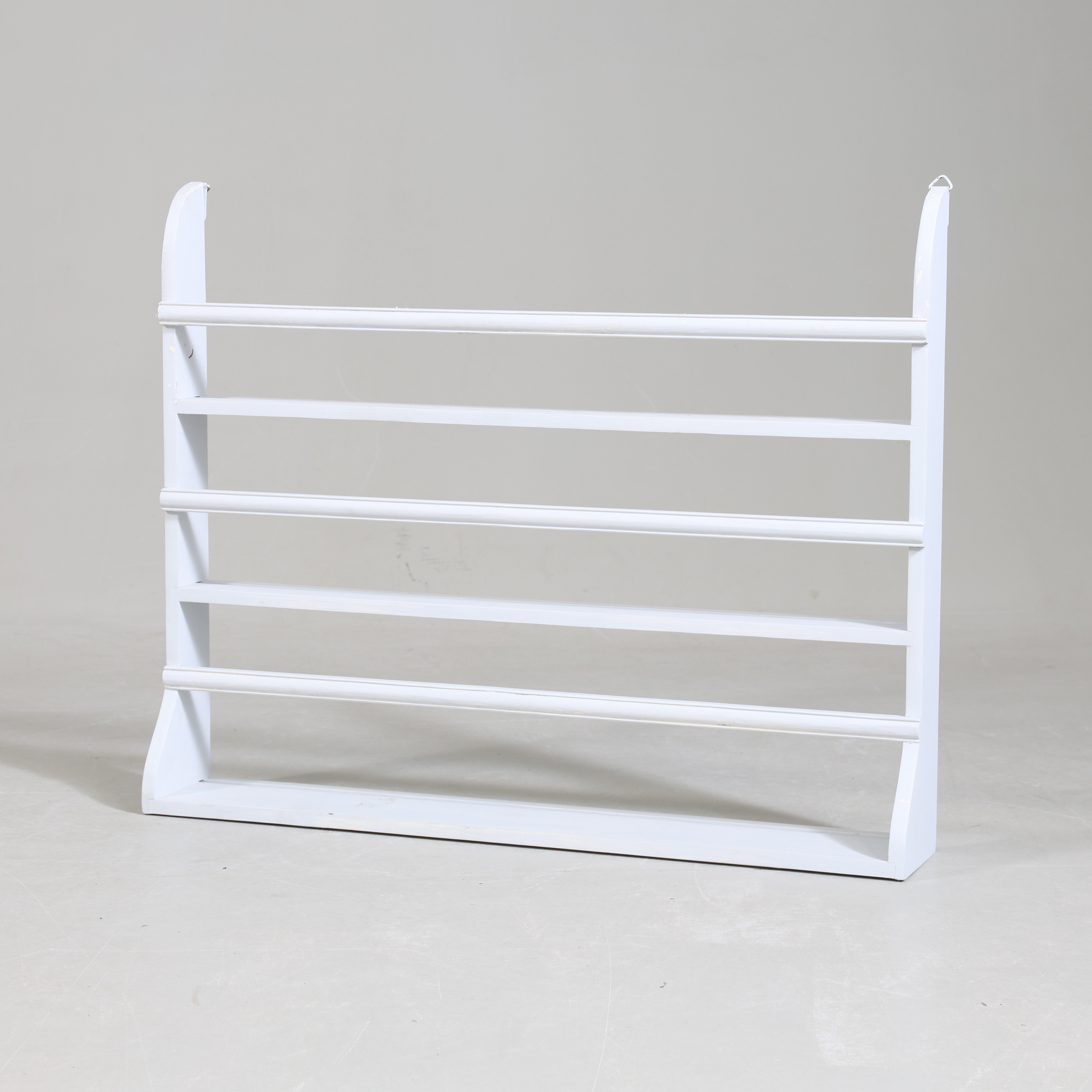 TALLRIKSHYLLA, bemålat trä, 1900-tal.