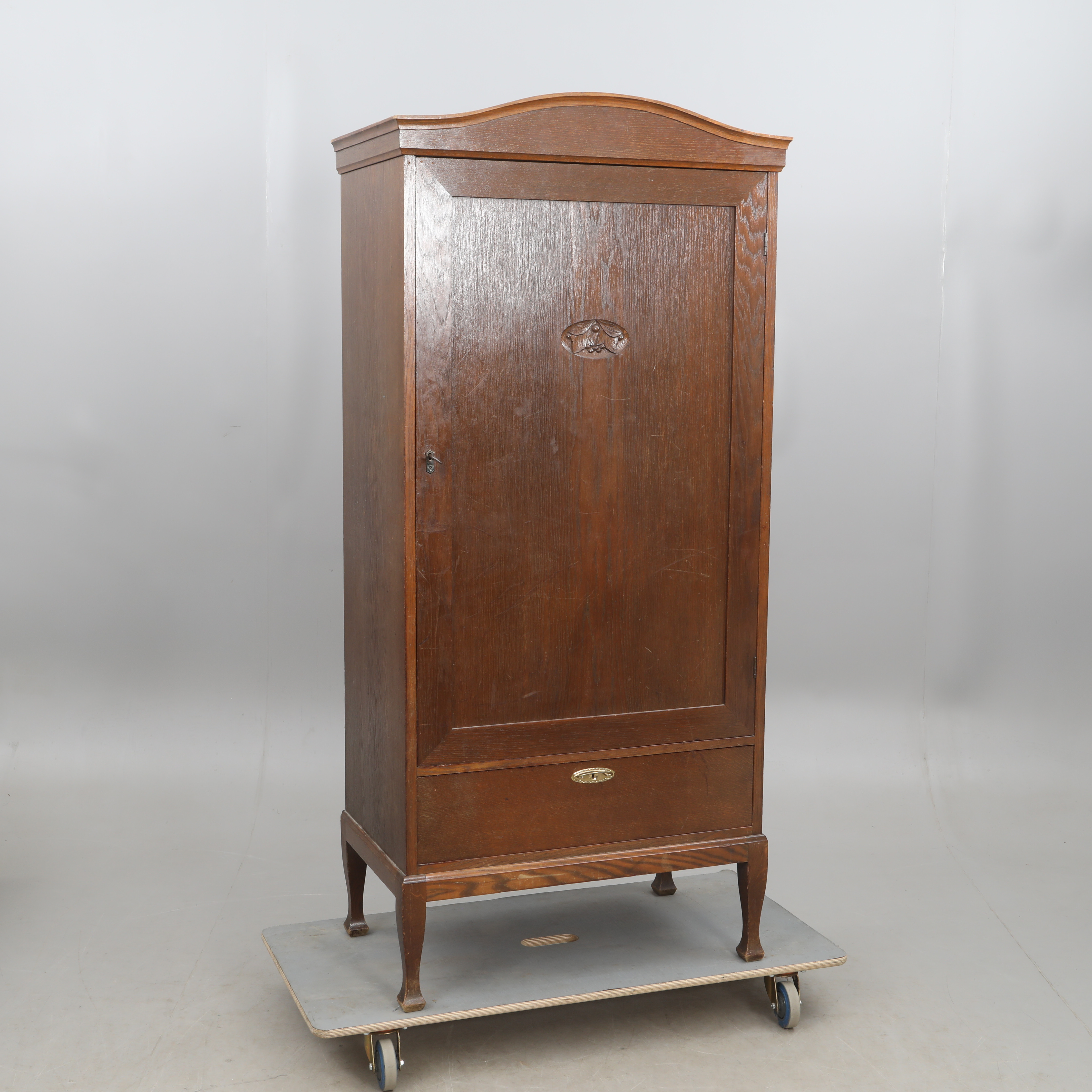 KLÄDSKÅP, " Äpplet ", Jugend, 1900-talets första hälft.