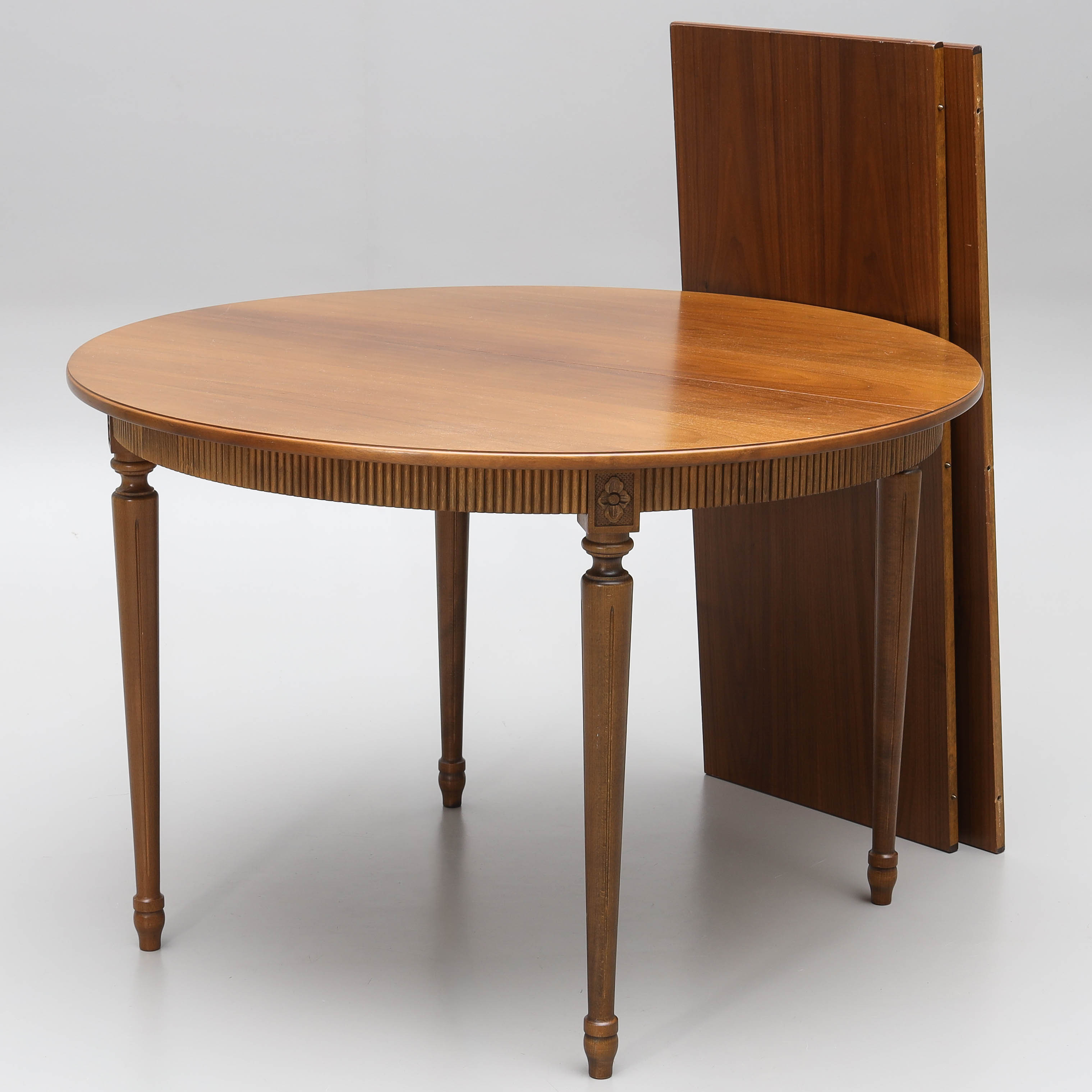 MATBORD, 3 delar, valnötsfanér, gustaviansk stil, 1900-tal.