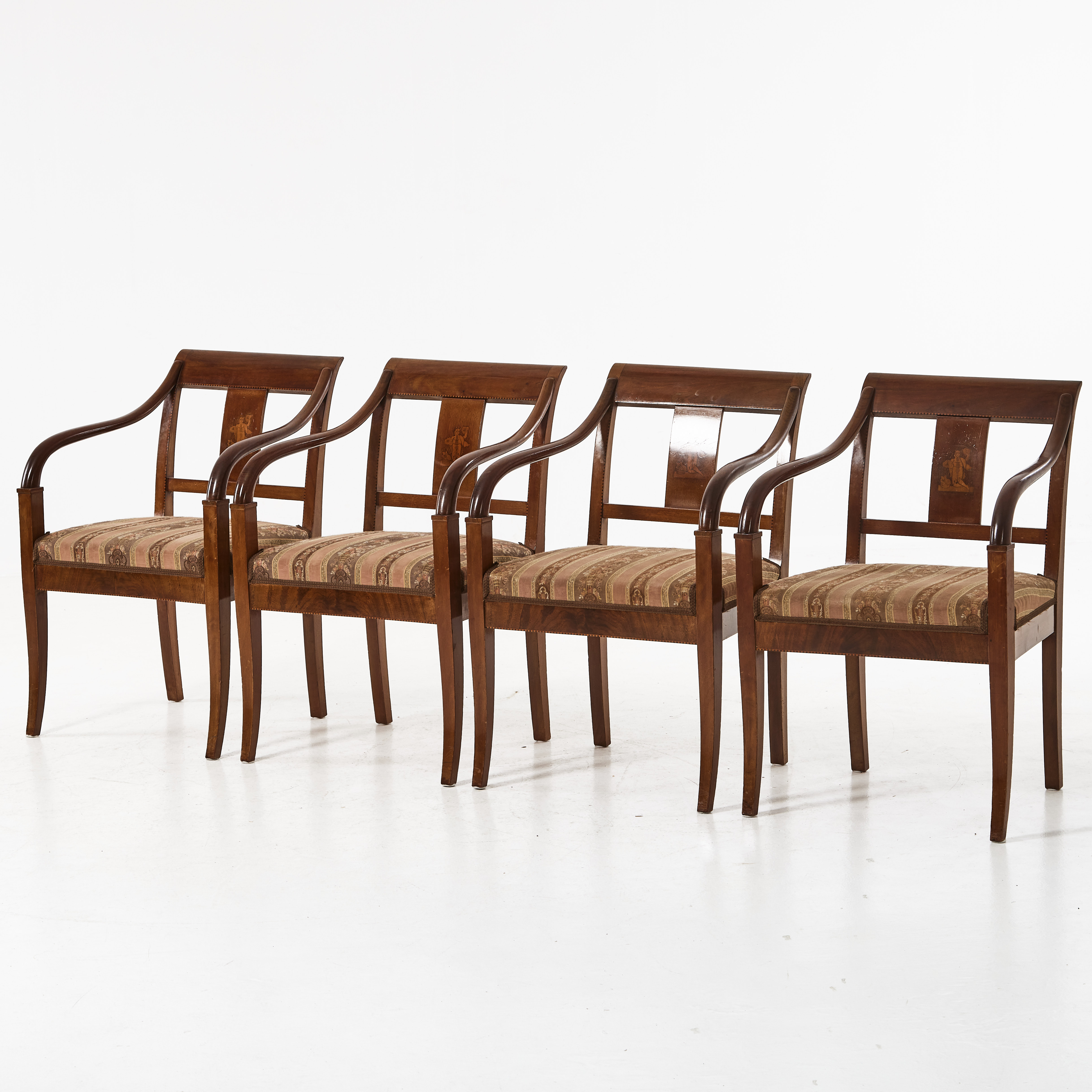 KARMSTOLAR, 4 st, tidigt 1900-tal, Karl Johan-stil, fanérade i mahogny, ryggbricka med dekor av intarsia, stoppad sits.