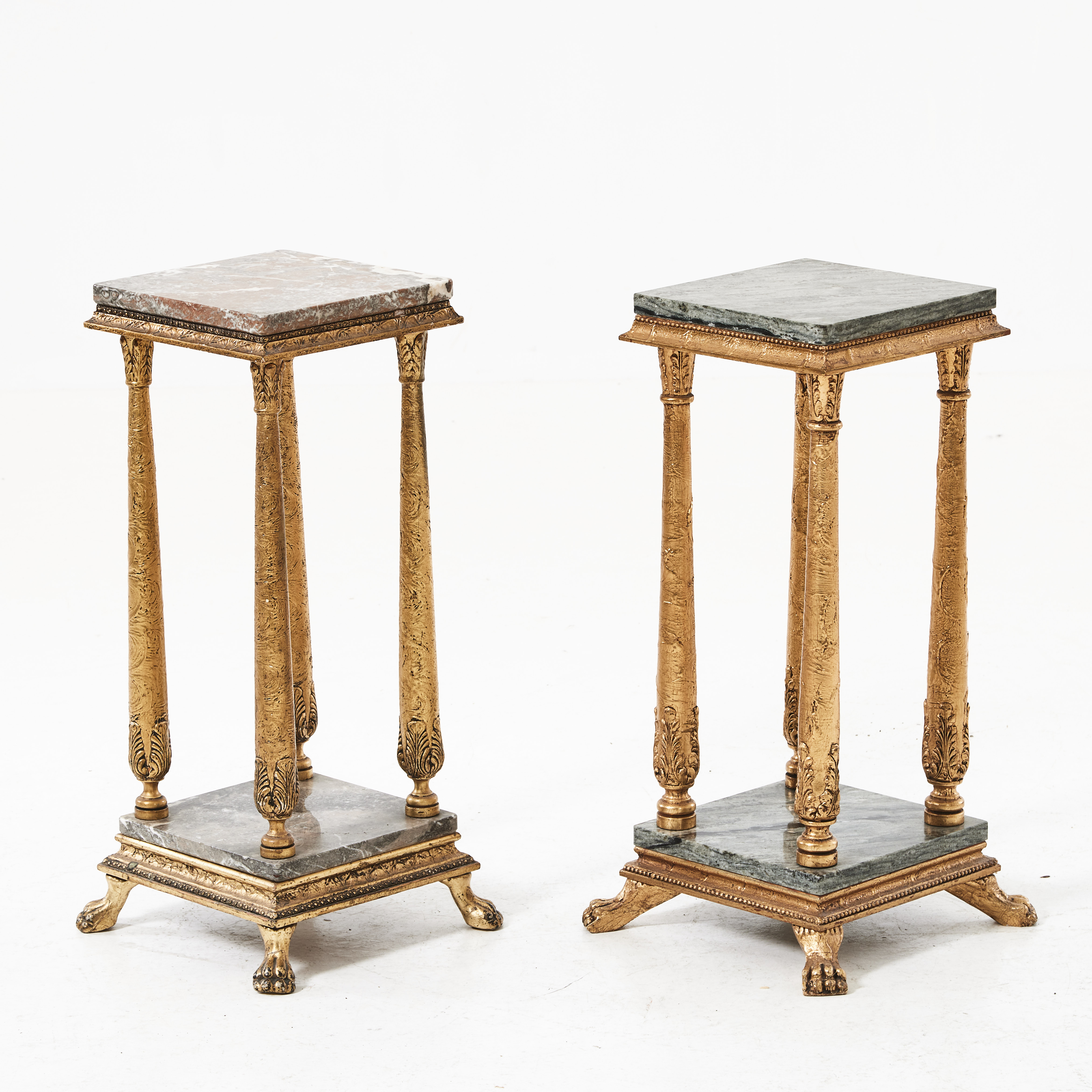 PIEDESTALER, 2 st snarlika, 1900-talets andra hälft, med stenskivor, bronserade, fotavslut o form av lejontassar.