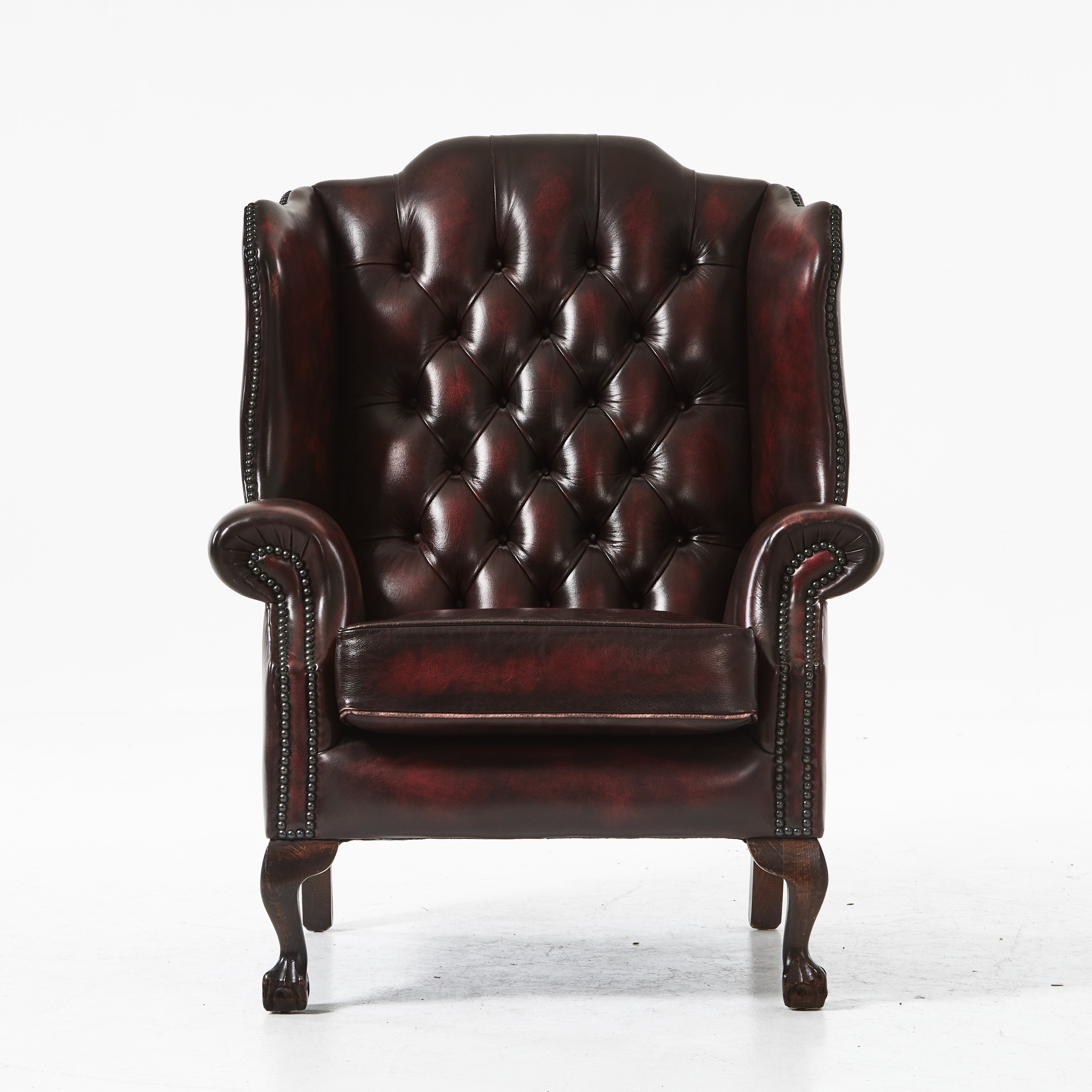 ÖRONLAPPSFÅTÖLJ, 1900-talets andra hälft, klädsel i oxblodsfärgat läder, djuphäftad rygg.