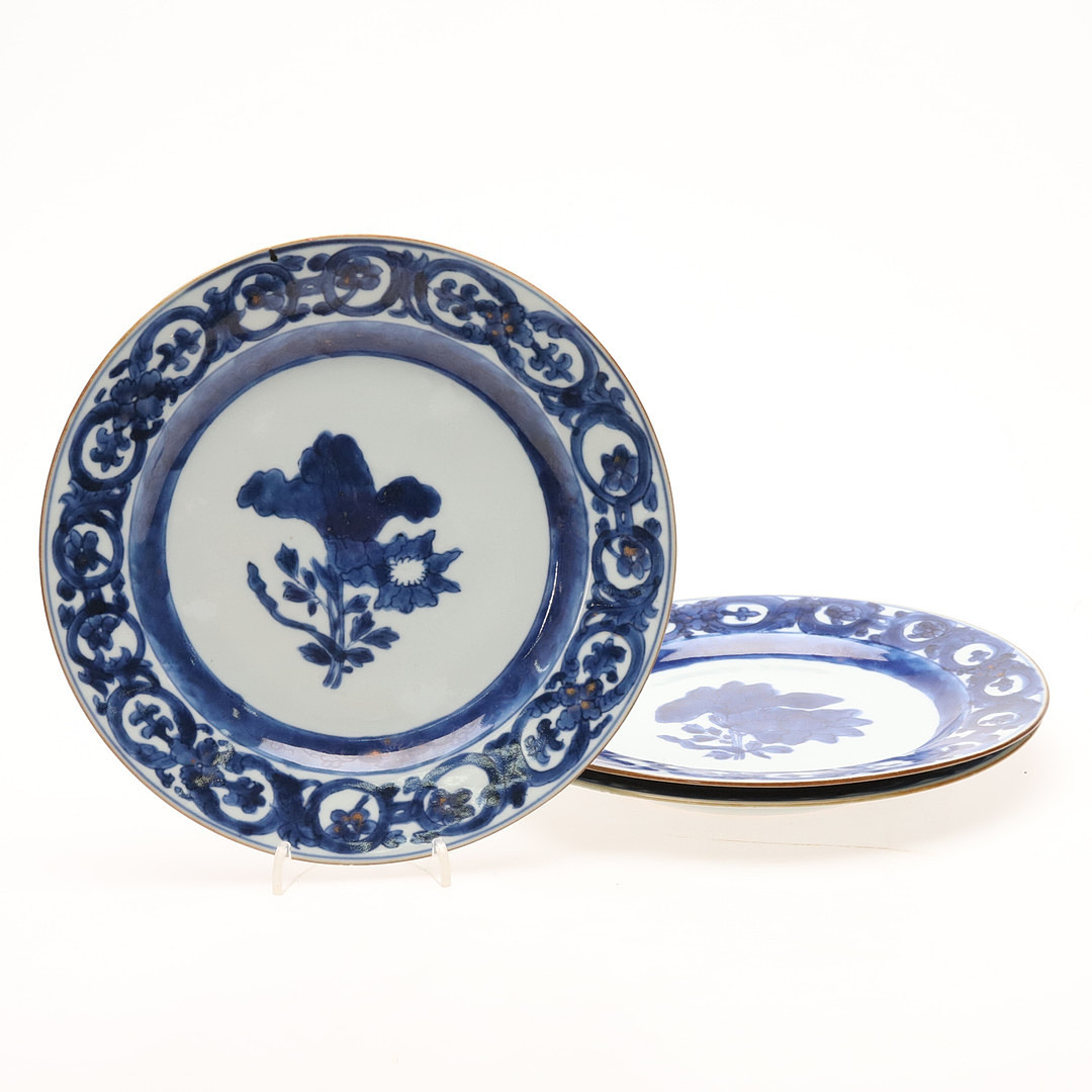 TALLRIKAR. 3 st. Porslin med blå floralt underglasyrmålad dekor och förgyllda detaljer, "Sybilla Merian", Kina, 1700-tal.