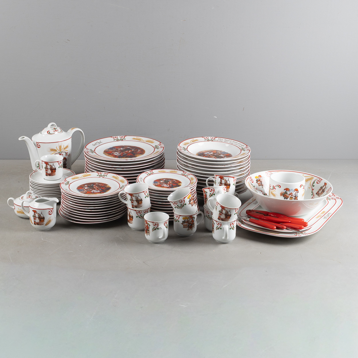 SERVIS, 79 delar, "Svenska Jultraditioner", Axel Eliasson AB, Fyrklövern/Schumann Arzberg, Magnor, 1900-tal.