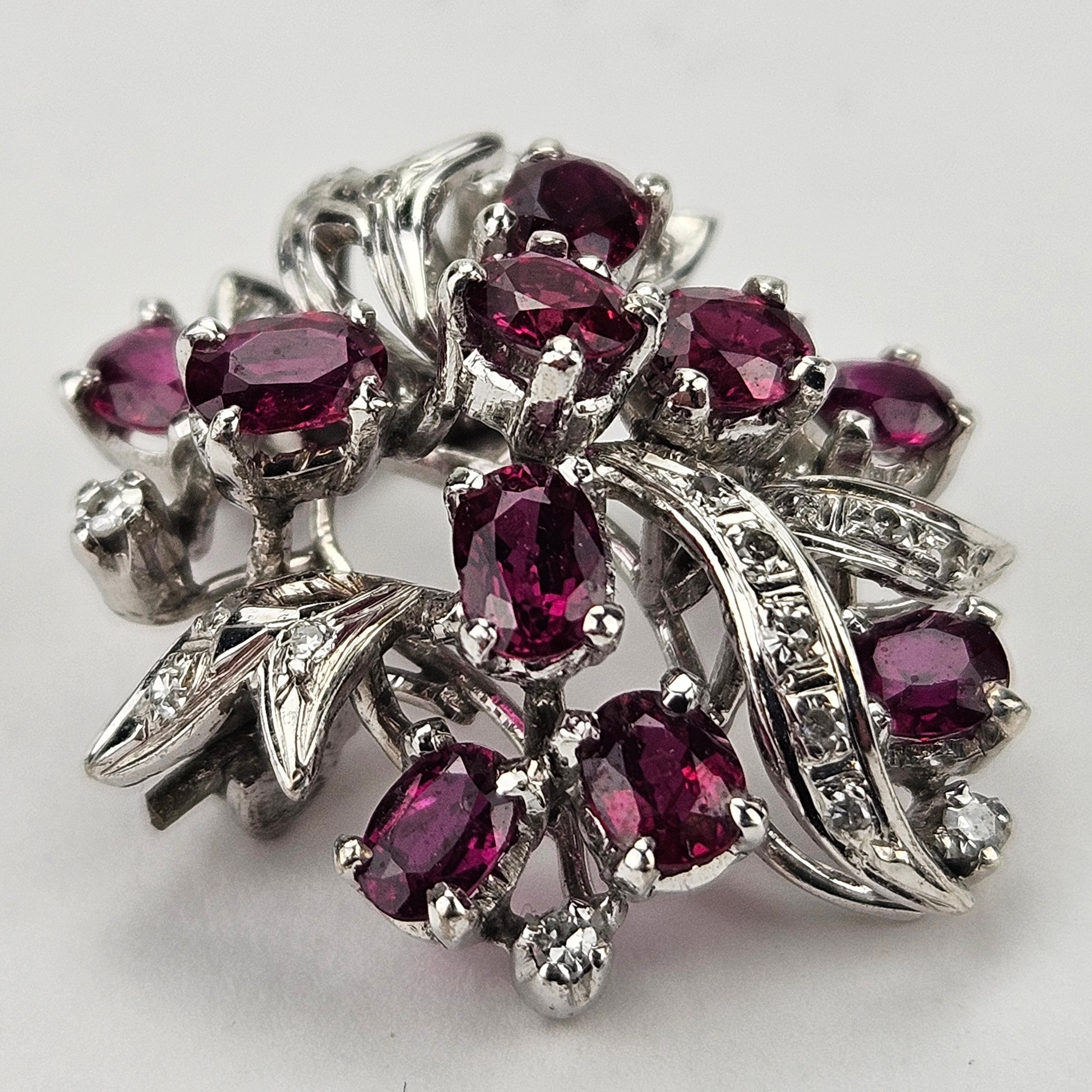 BROSCH/HÄNGE, vitguld, 18K, med stenar, bland annat diamanter, total vikt ca. 4,7 gram.